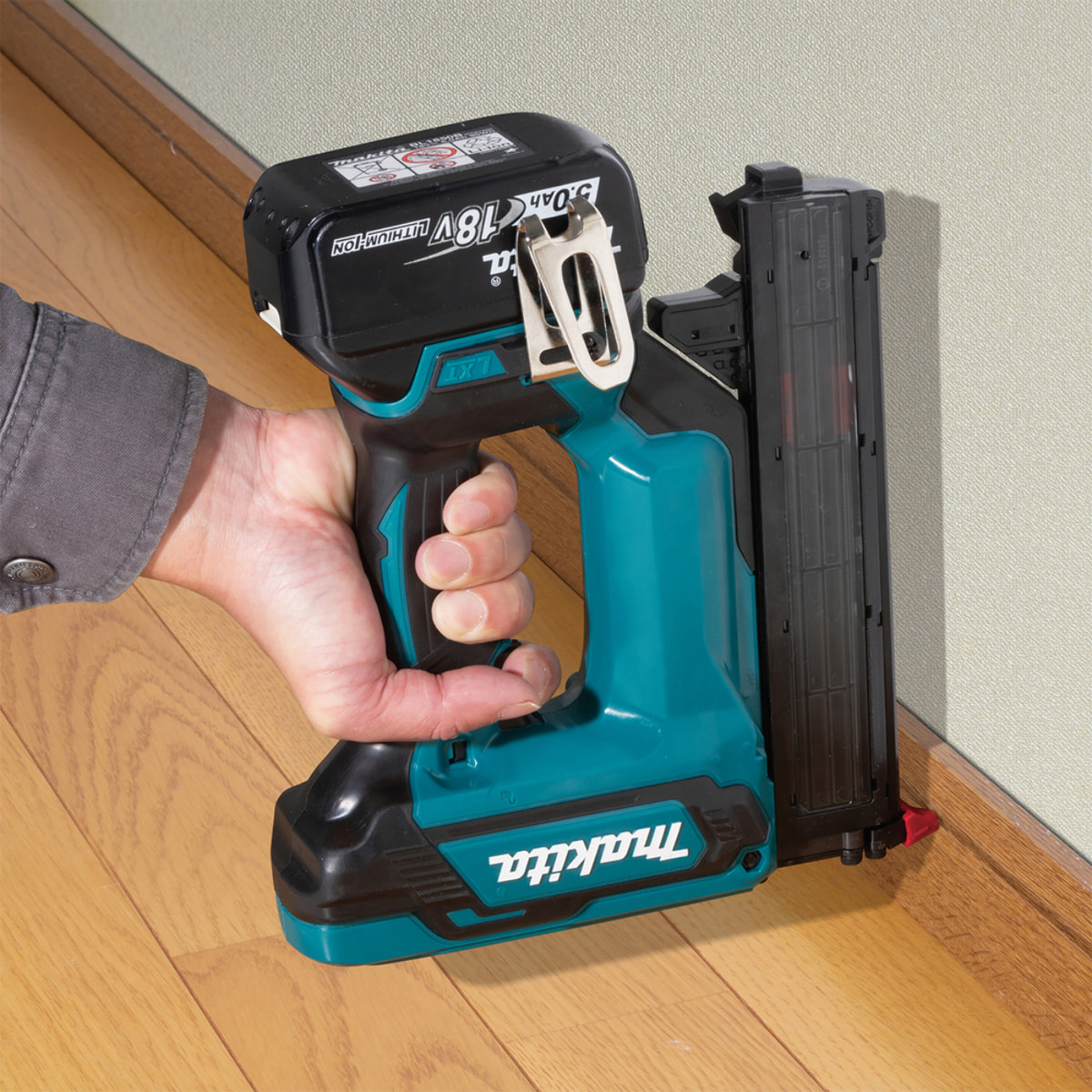 Clavadora de iones de litio MAKITA de 5 Ah - DFN350RTJ