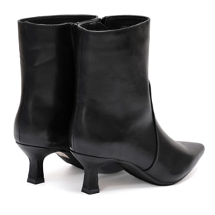 Stivaletto in simil pelle con tacco