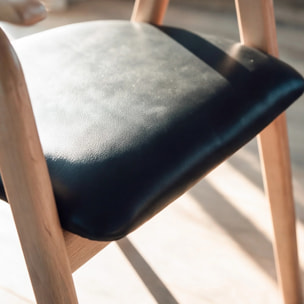 Chaise en bois d'hévéa blond et cuir synthétique noir - Hawa