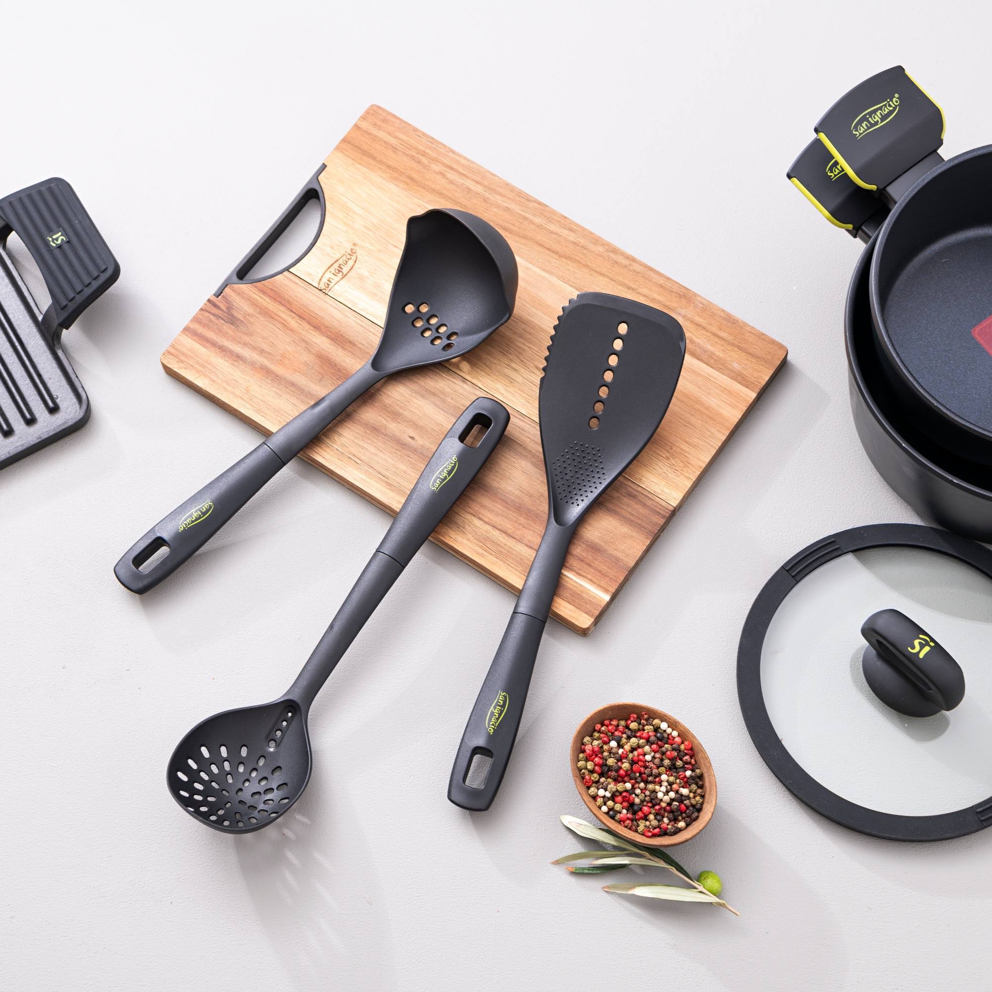 Set de 3 utensilios de cocina de nylon Xtra (cuchara ranurada, cazo y espátula) – San Ignacio