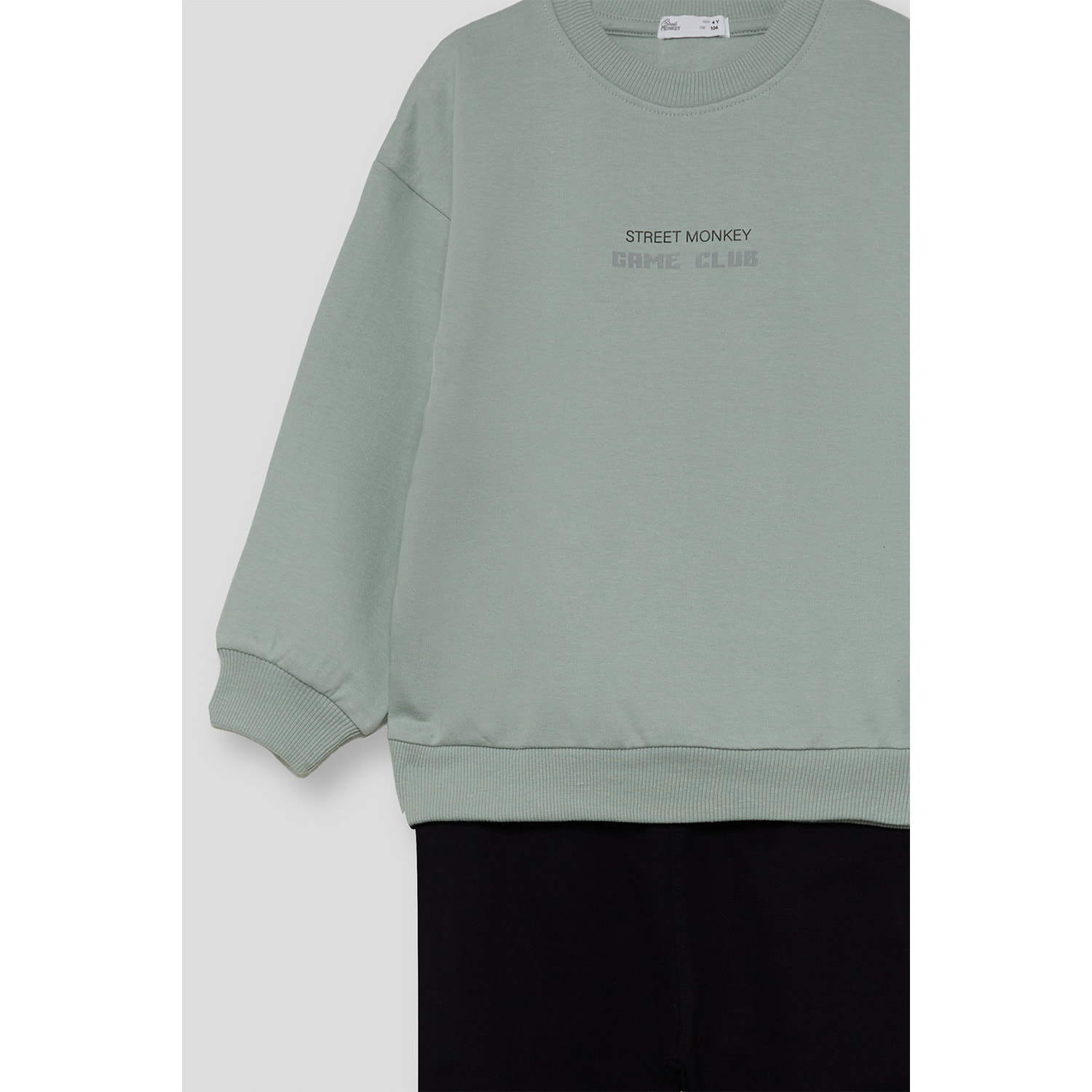 Conjunto niño sudadera verde claro y pantalón jogger negro, texto Street Monkey Game Club | Color: Verde claro | Street Monkey