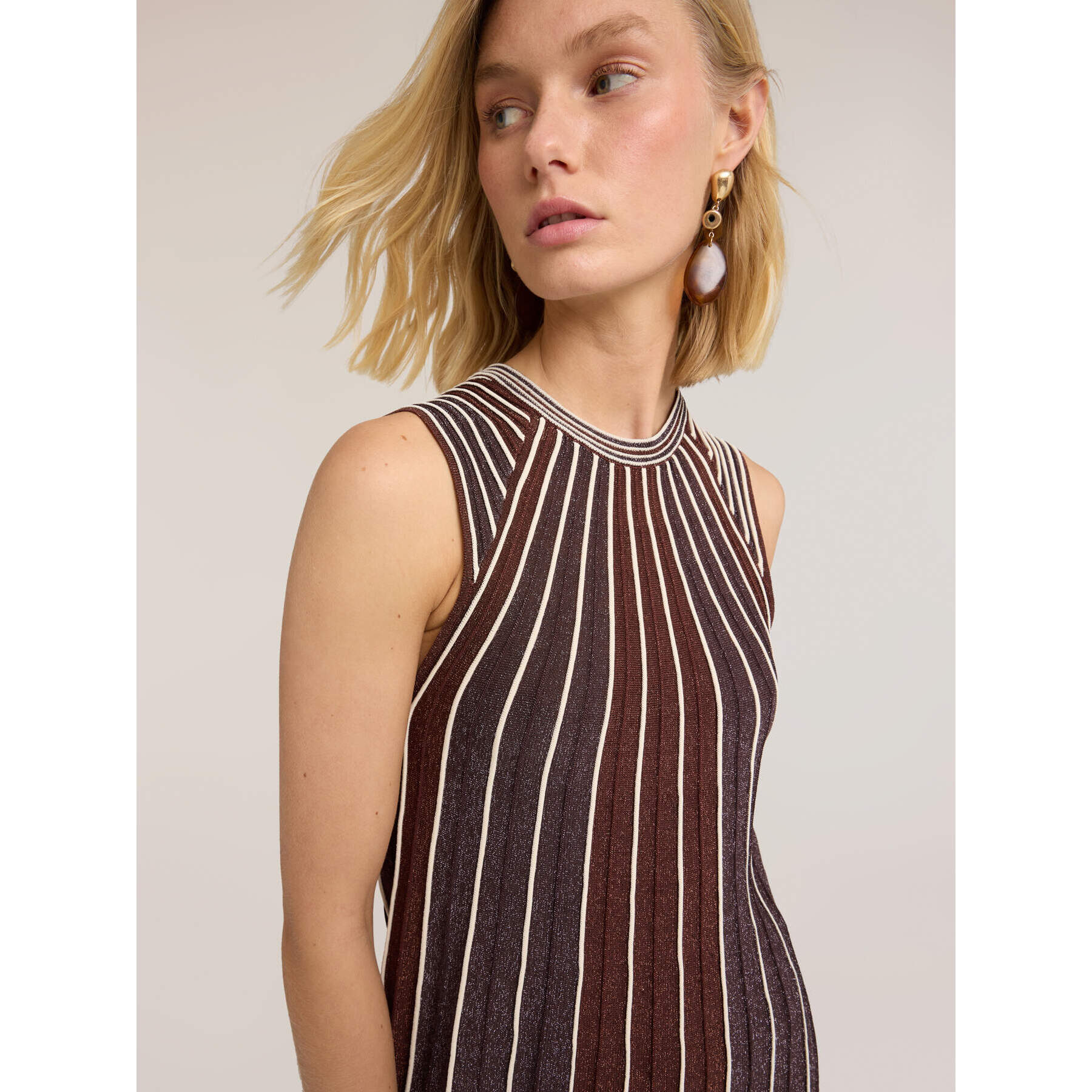 Motivi - Vestido línea A en punto plisado - Marrón