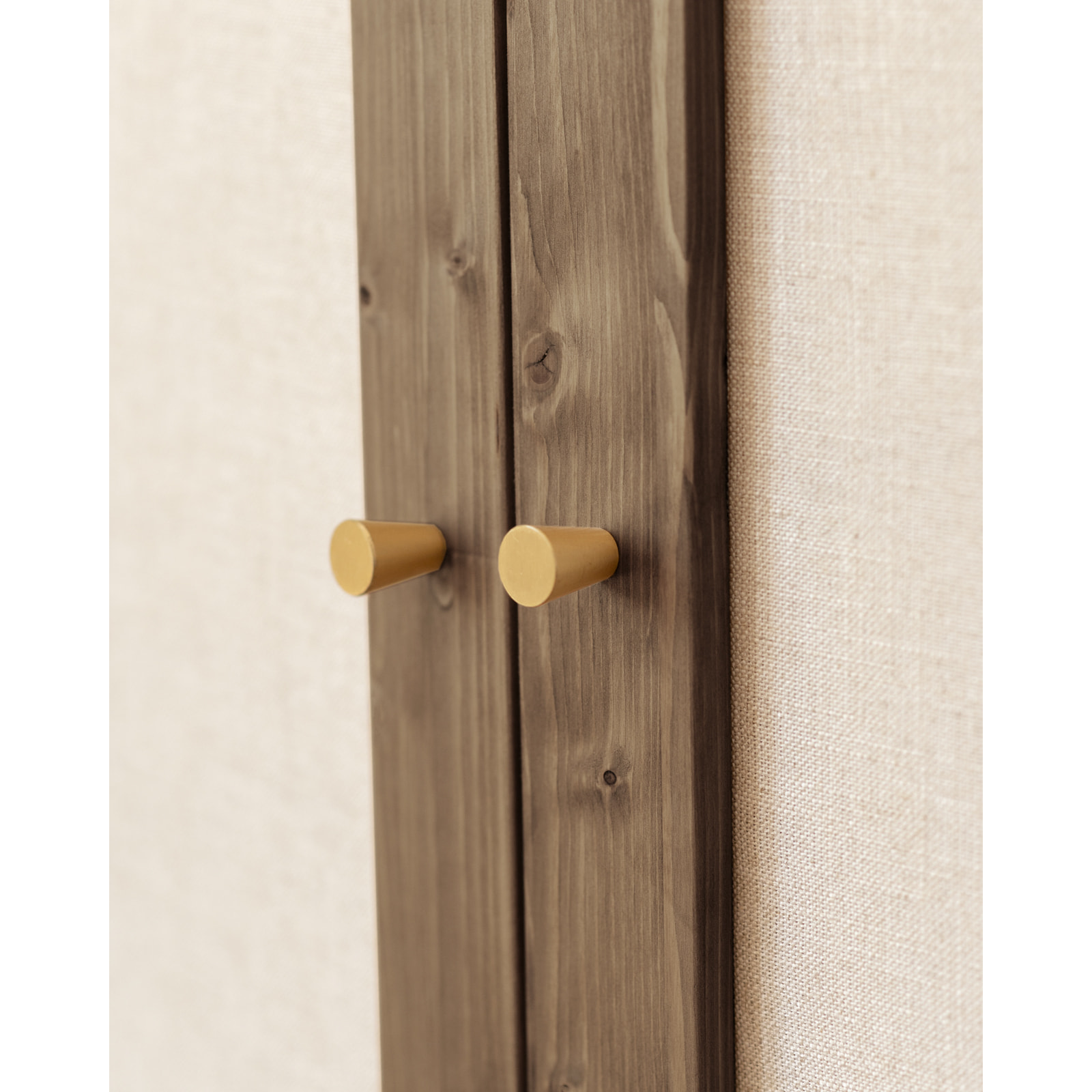 Armoire en bois de sapin et toile de lin ton noyer 180x80cm Hauteur: 180 Longueur: 80 Largeur: 40