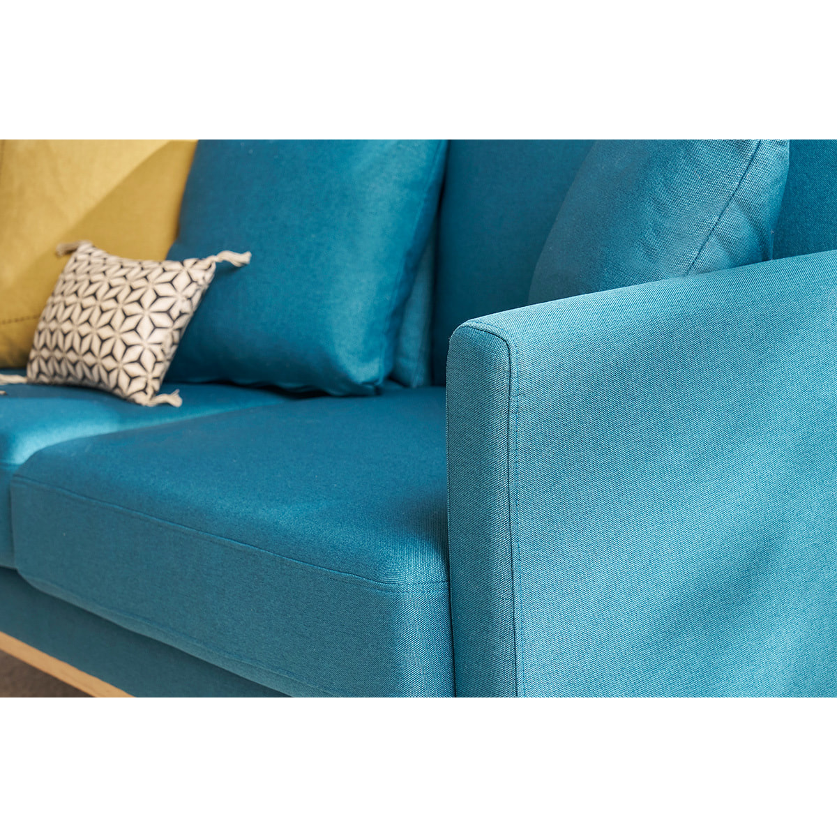 Canapé scandinave déhoussable 3 places en tissu bleu canard et bois clair OSLO