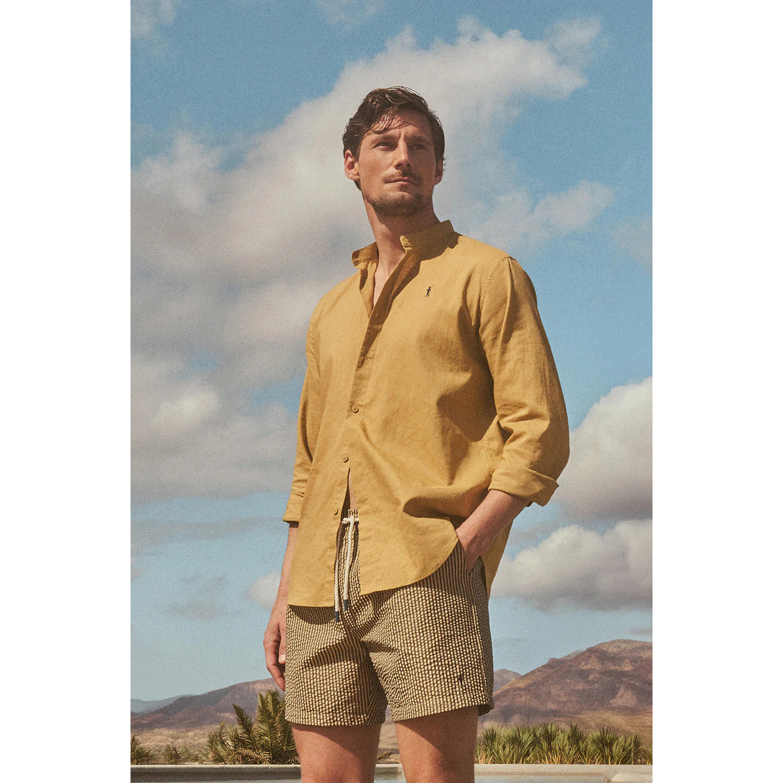 Camisa cotolino caqui con cuello mao, corte regular y bordado Rigby Go