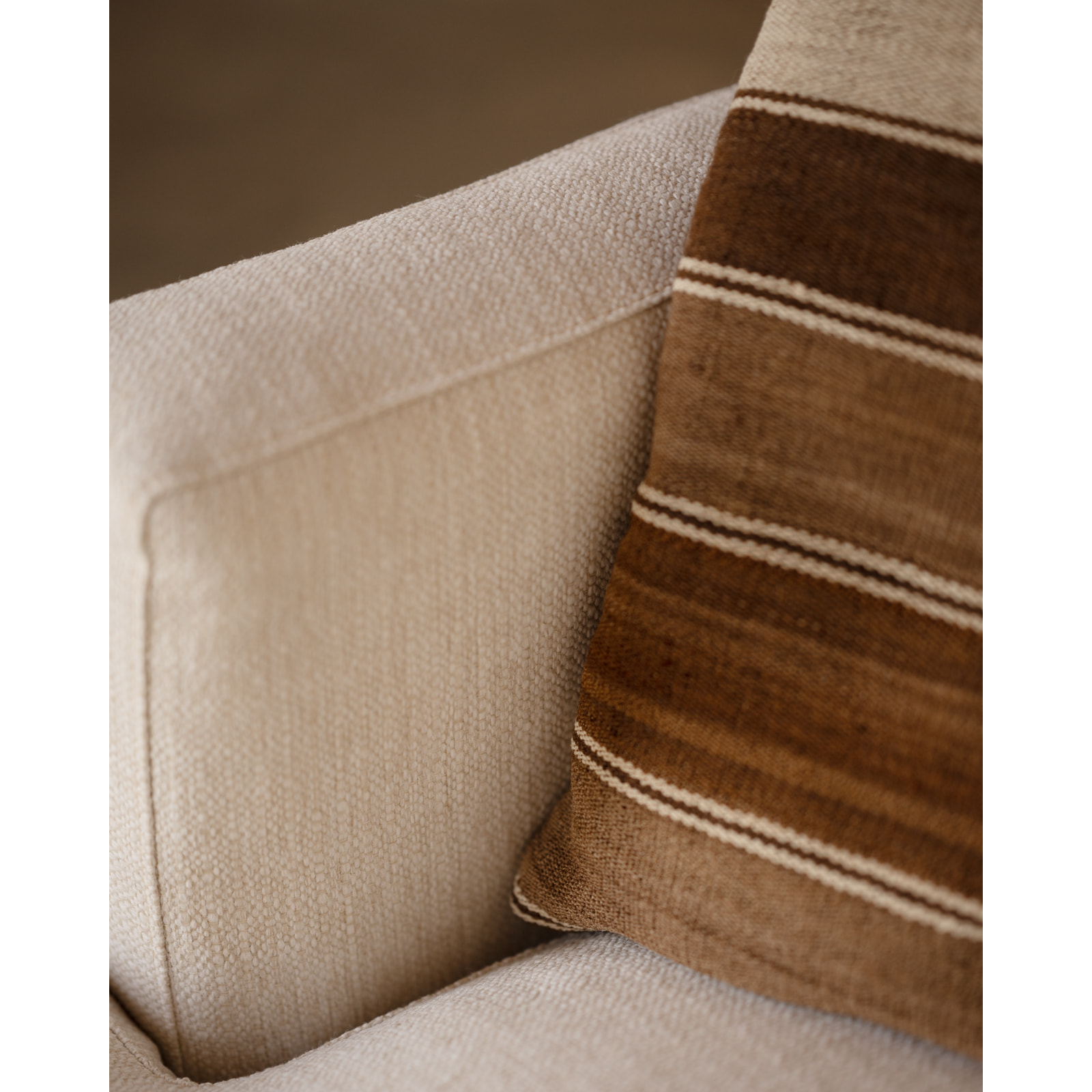 Fauteuil ton blanc cassé de 105x106cm Hauteur: 99 Longueur: 105 Largeur: 106