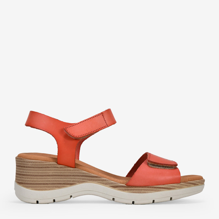 Sandalias coral en piel con velcro