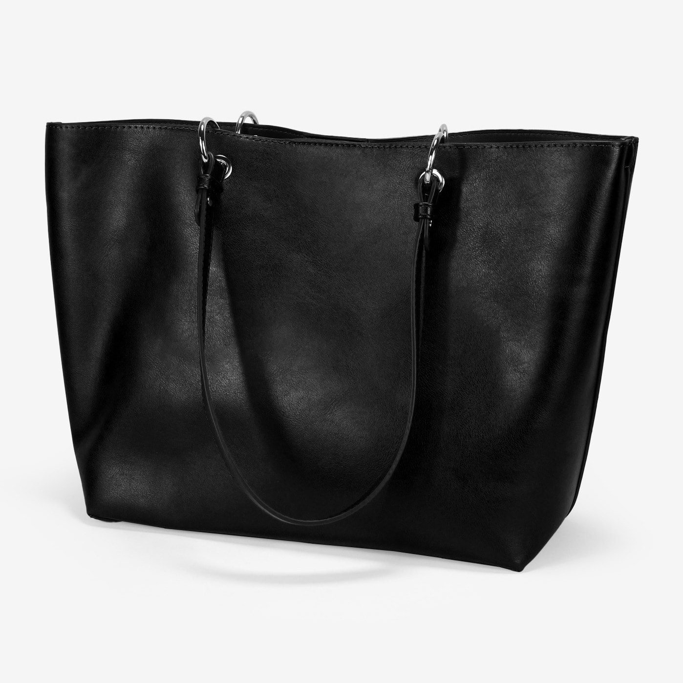 Bolso de hombro negro con tachas y bolsa interior