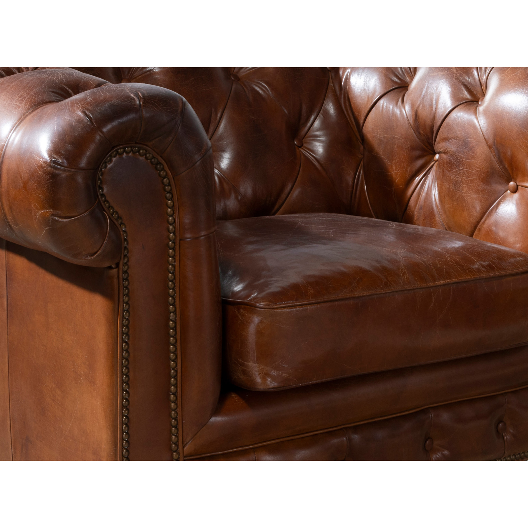 Sillón Chester con reposabrazos con asiento y respaldo tapizados en piel de origen vacuno en marrón coñac patas de madera maciza tintada en caoba 120x94x79cm