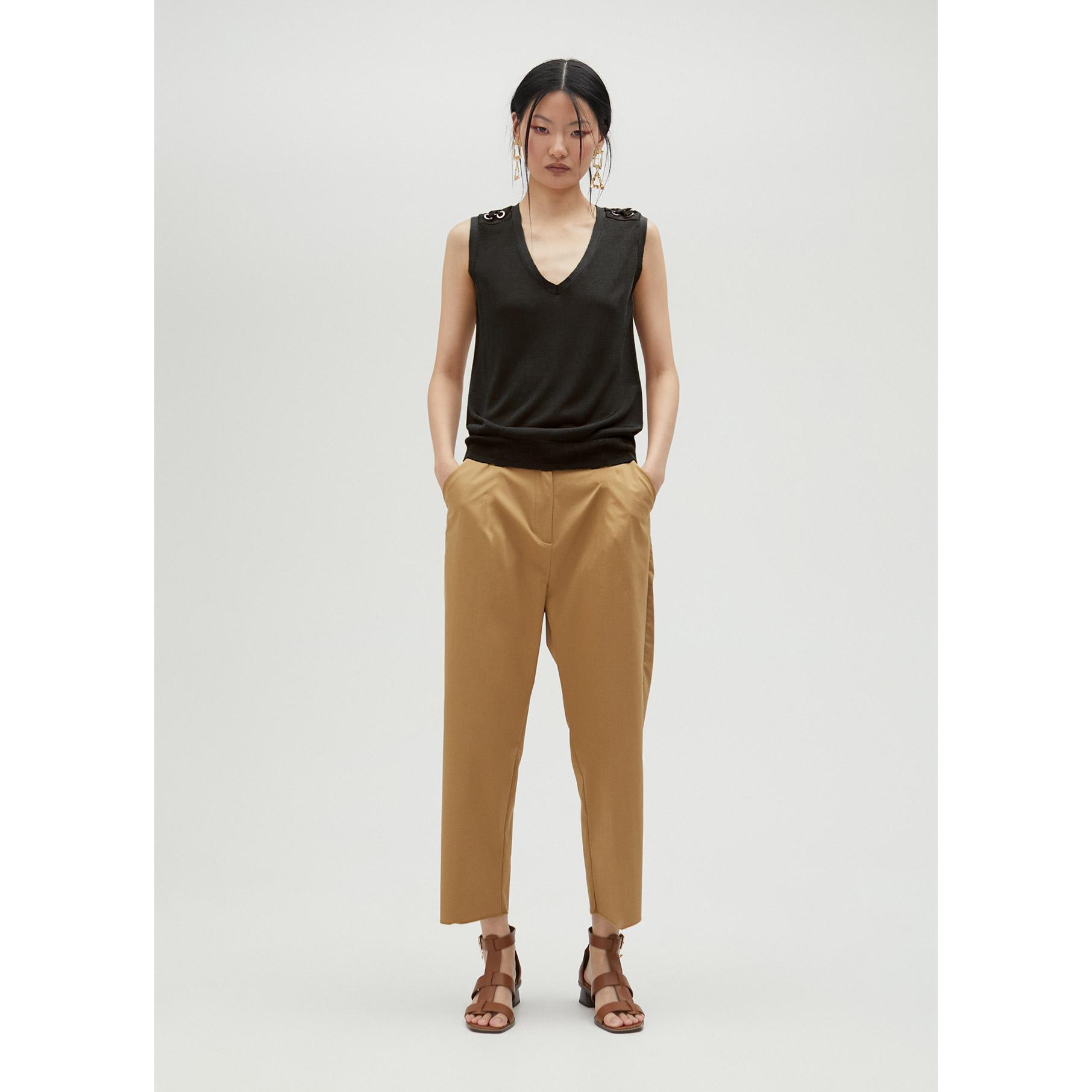 Top in maglia con occhielli