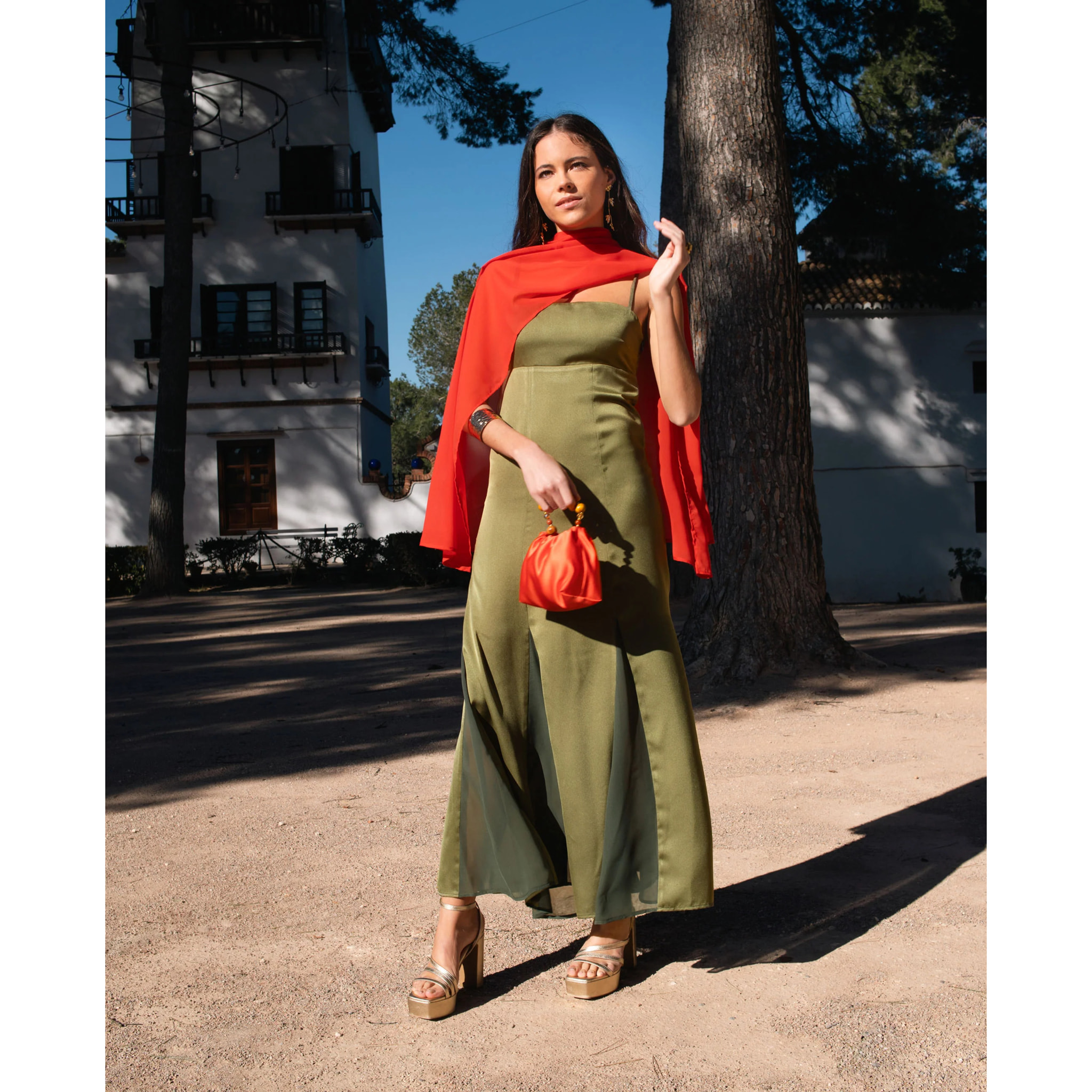 Bolso de mano con asa de piedras