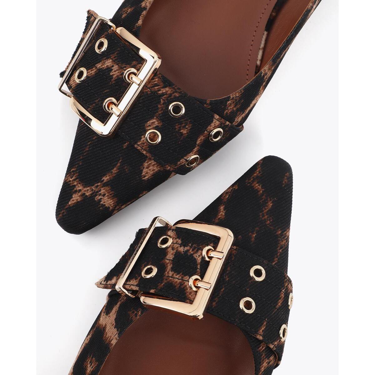 Scarpa bassa con cinturino personalizzato e dettagli con fibbia
