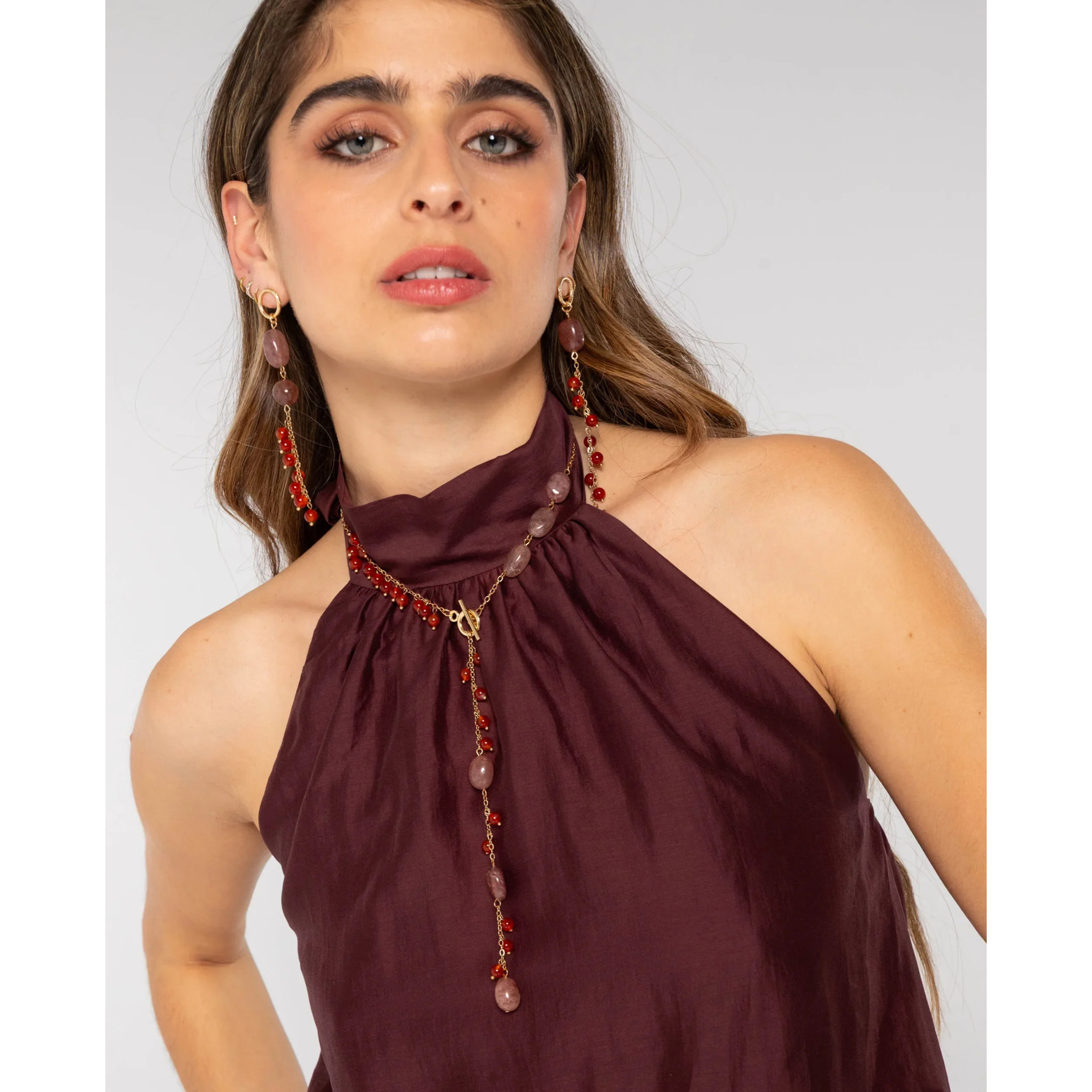 Collar largo con abalorios y piedras de mujer