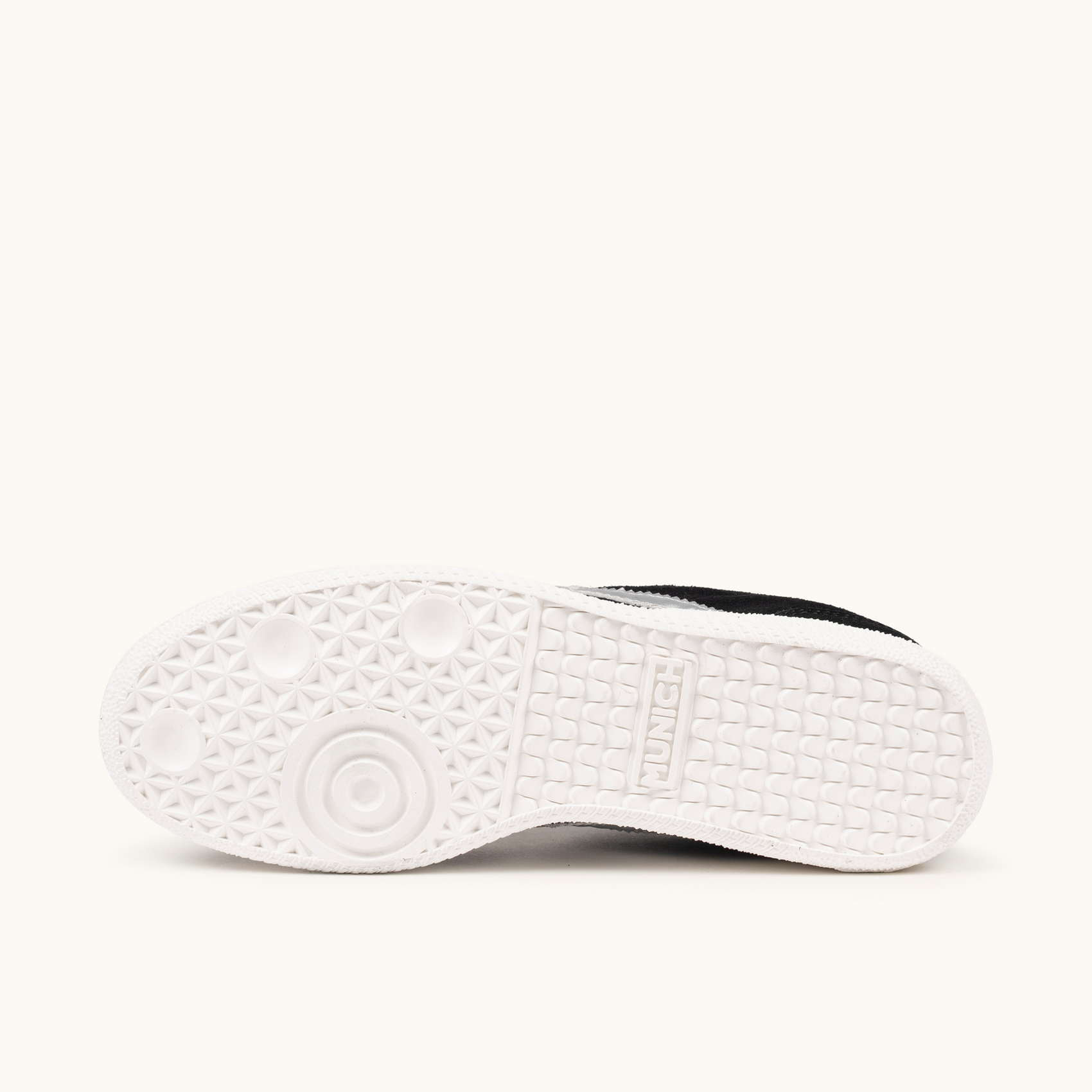 Zapatilla de Ante en Color Negro con Detalles Plateados MUNICH RUMBA WMN 24