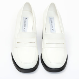 Mocassini in simil pelle con tacco comodo quadrato