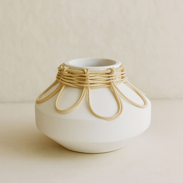 Vase en béton et rotin blanc h16cm NOUR