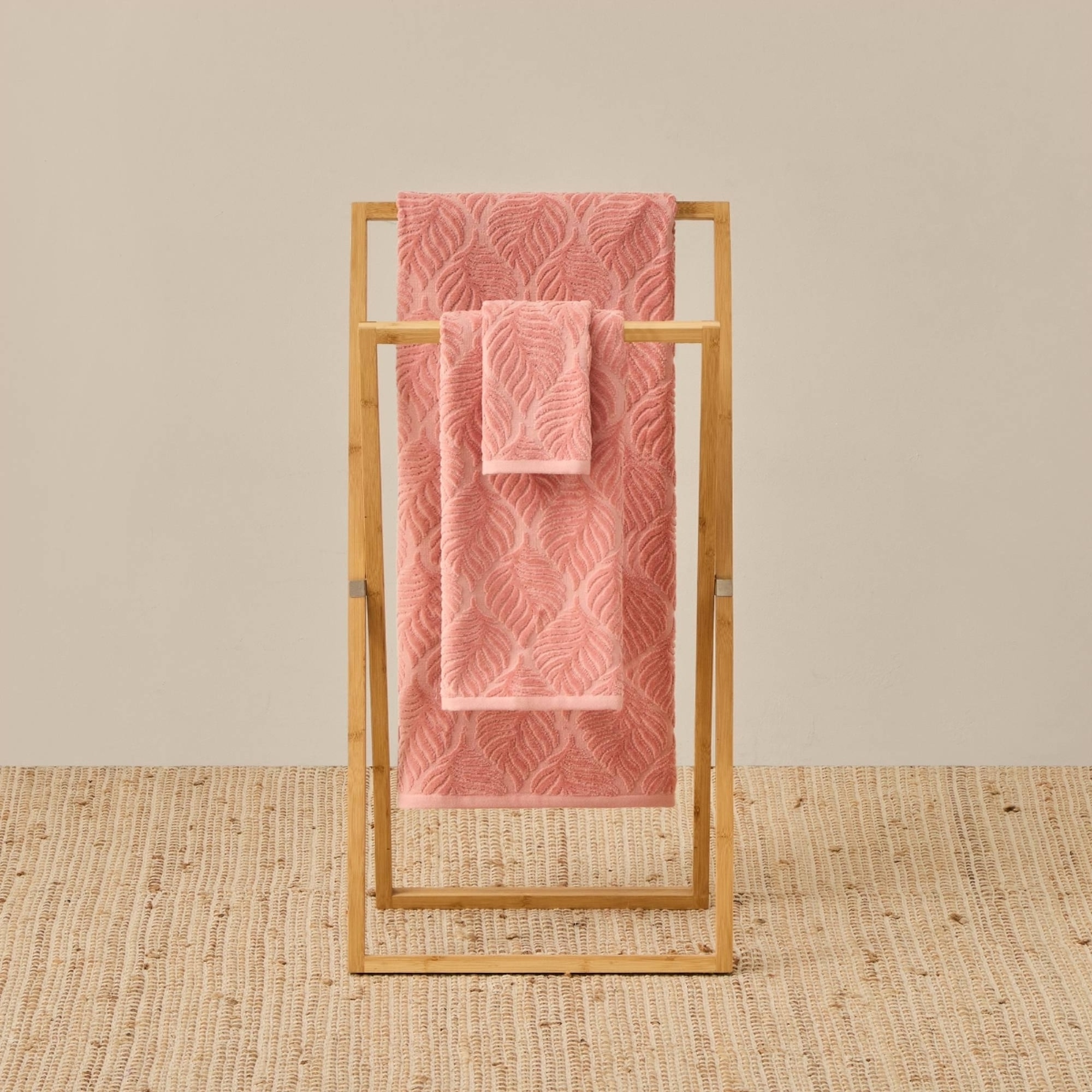 Toalla baño rizo algodón jacquard floral Claudia color rosa 100% Algodón