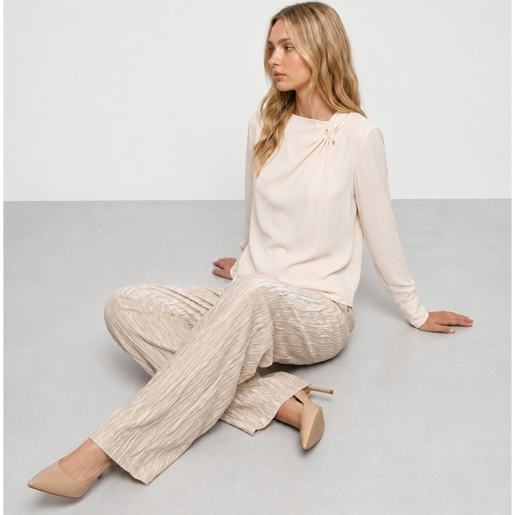 Kocca - Blusa in viscosa a maniche lunghe con drappeggio e bottoni Donna