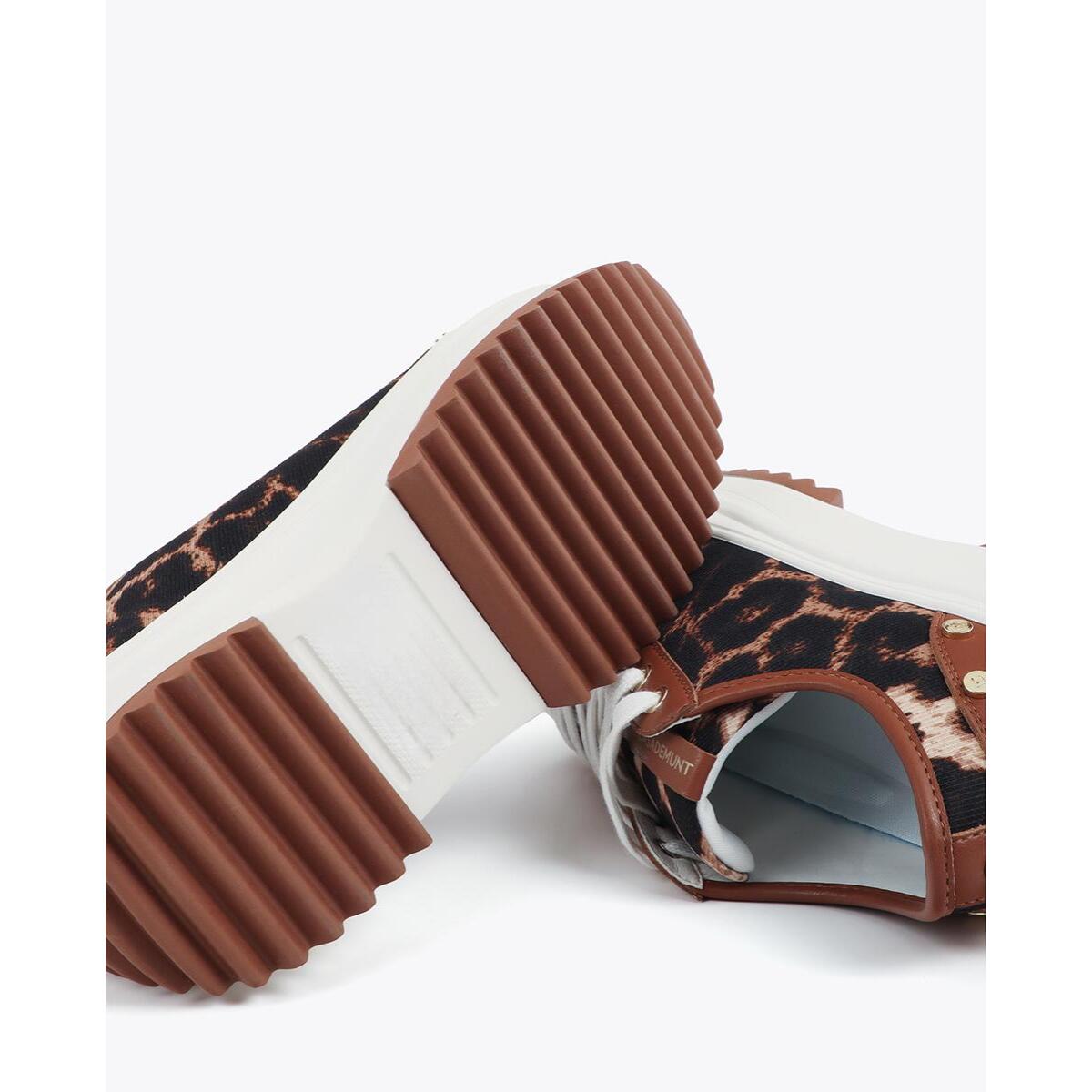Sneaker con plateau e stampa leopardata con dettaglio borchiato