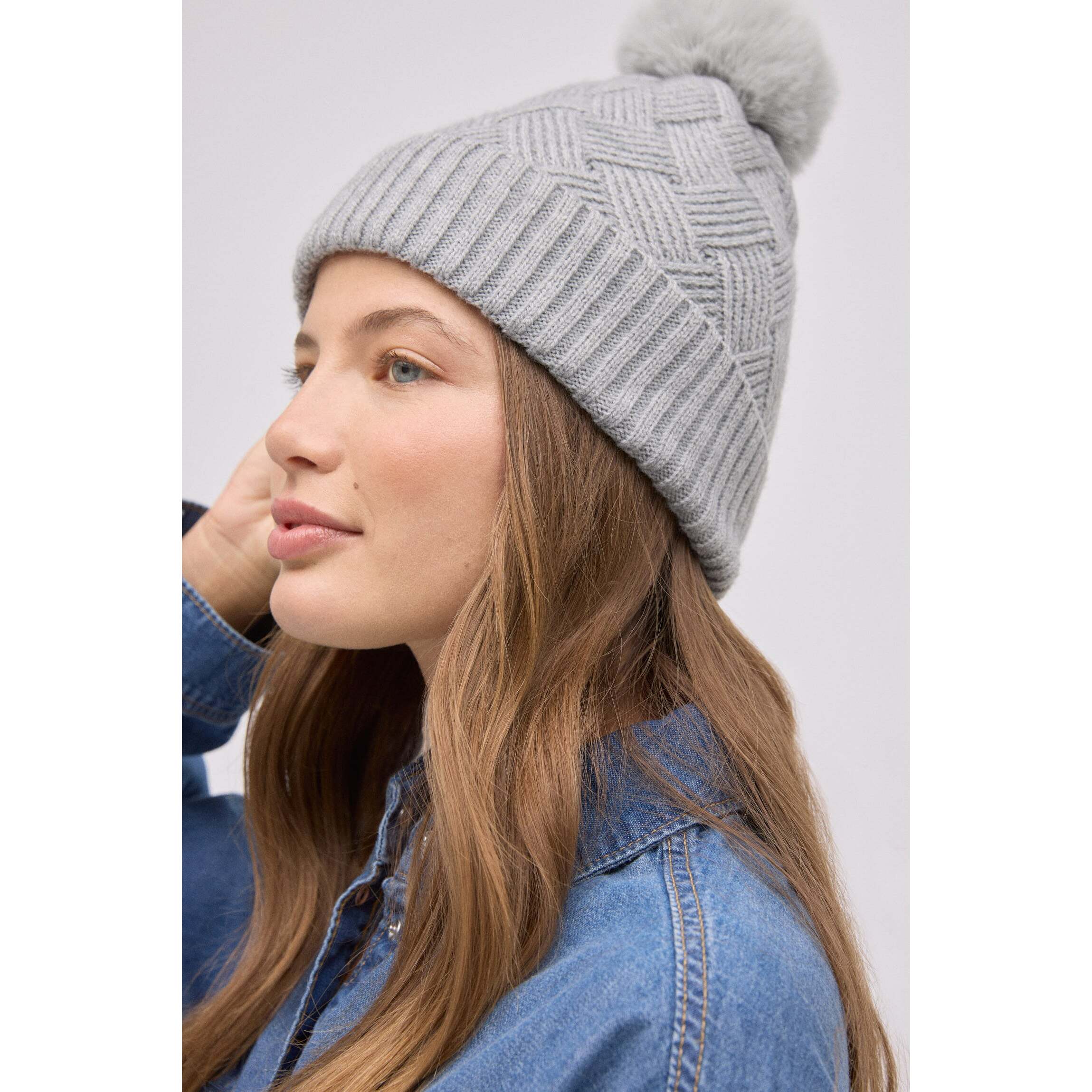 Cappello di peluche con pompon