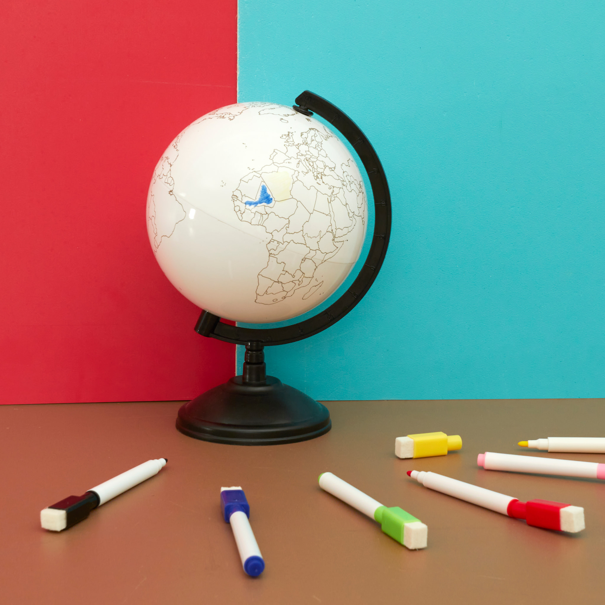 GLOBE ROTATIF A PERSONNALISER ET FEUTRES 22CM2