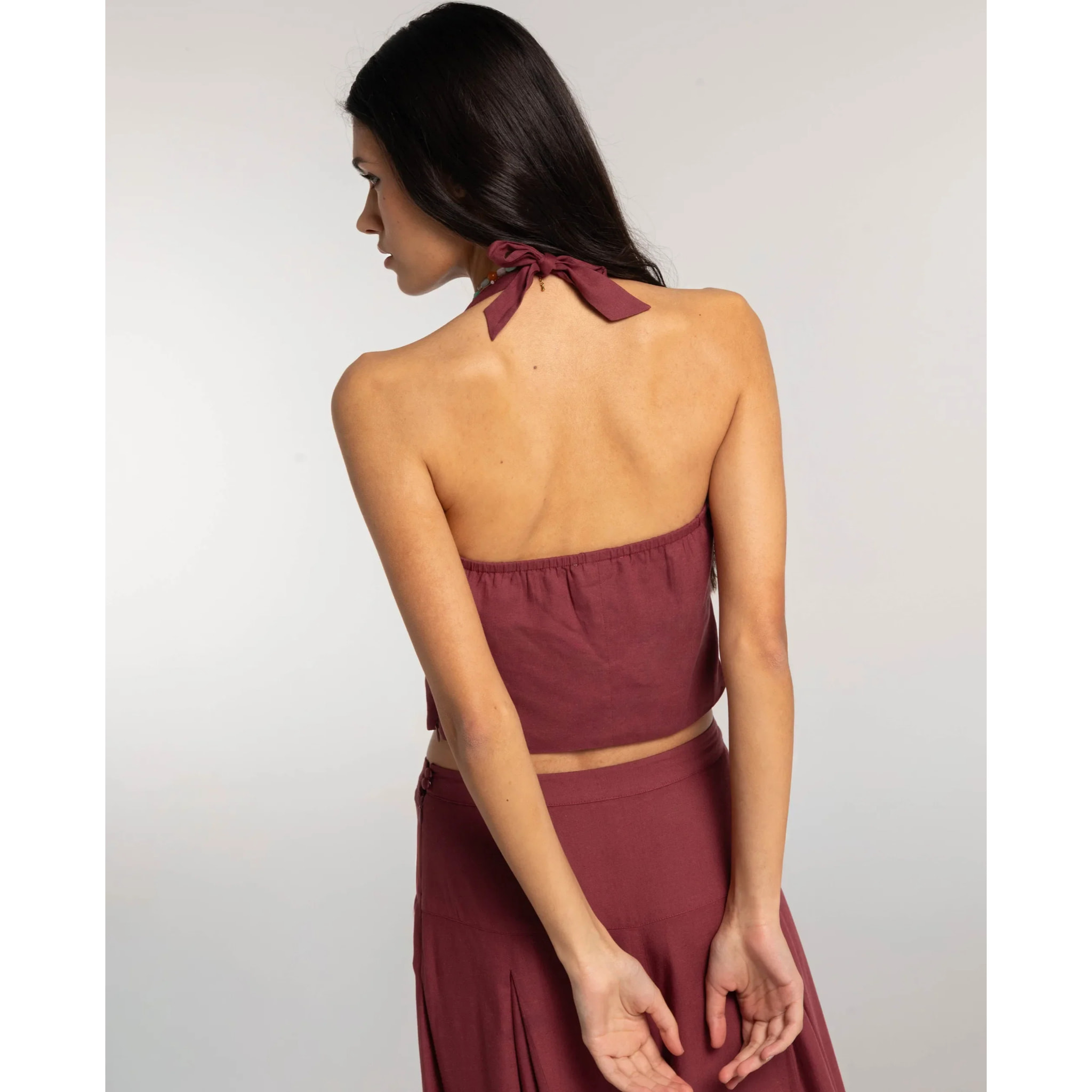 Top halter con lazada al cuello de mujer