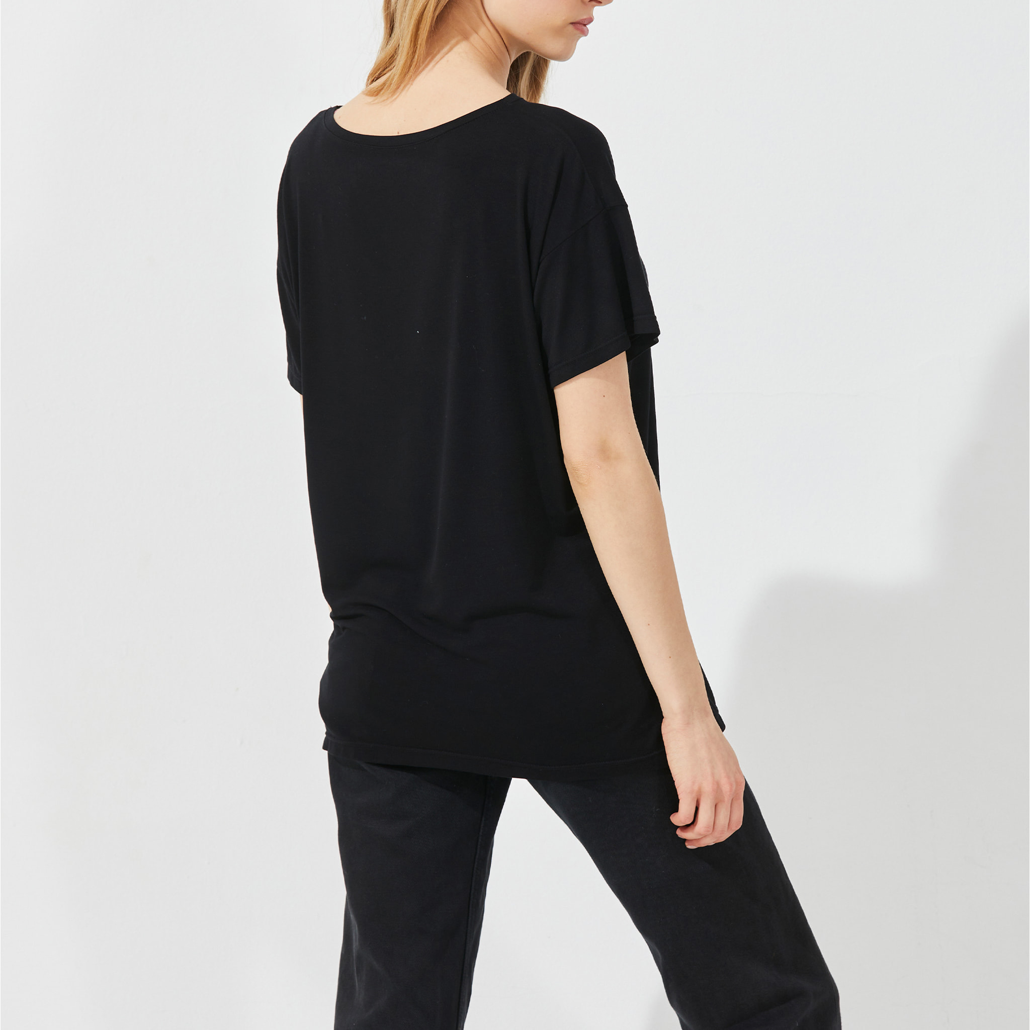 Maglia manica corta scollo barchetta in viscosa sostenibile vestibilità over