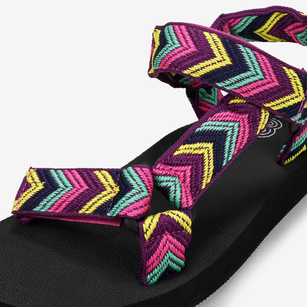 Sandalias deportivas planas con estampado étnico