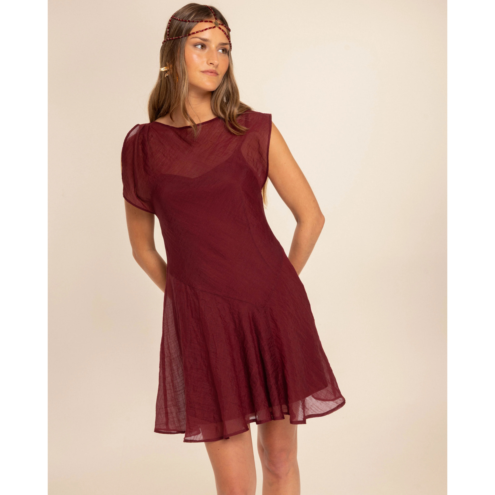 Vestido corto de manga corta con falda de vuelo