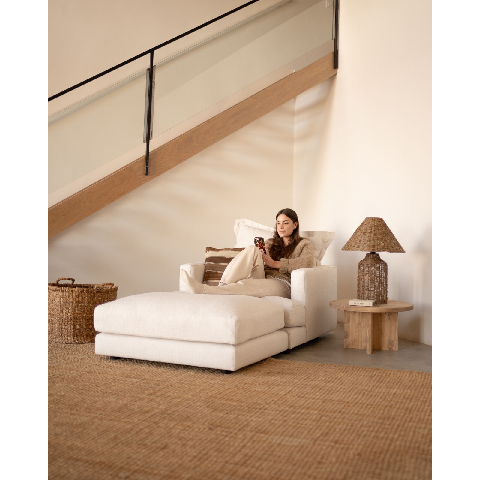 Puf tono blanco roto de 96x80cm Alto: 40 Largo: 96 Ancho: 80