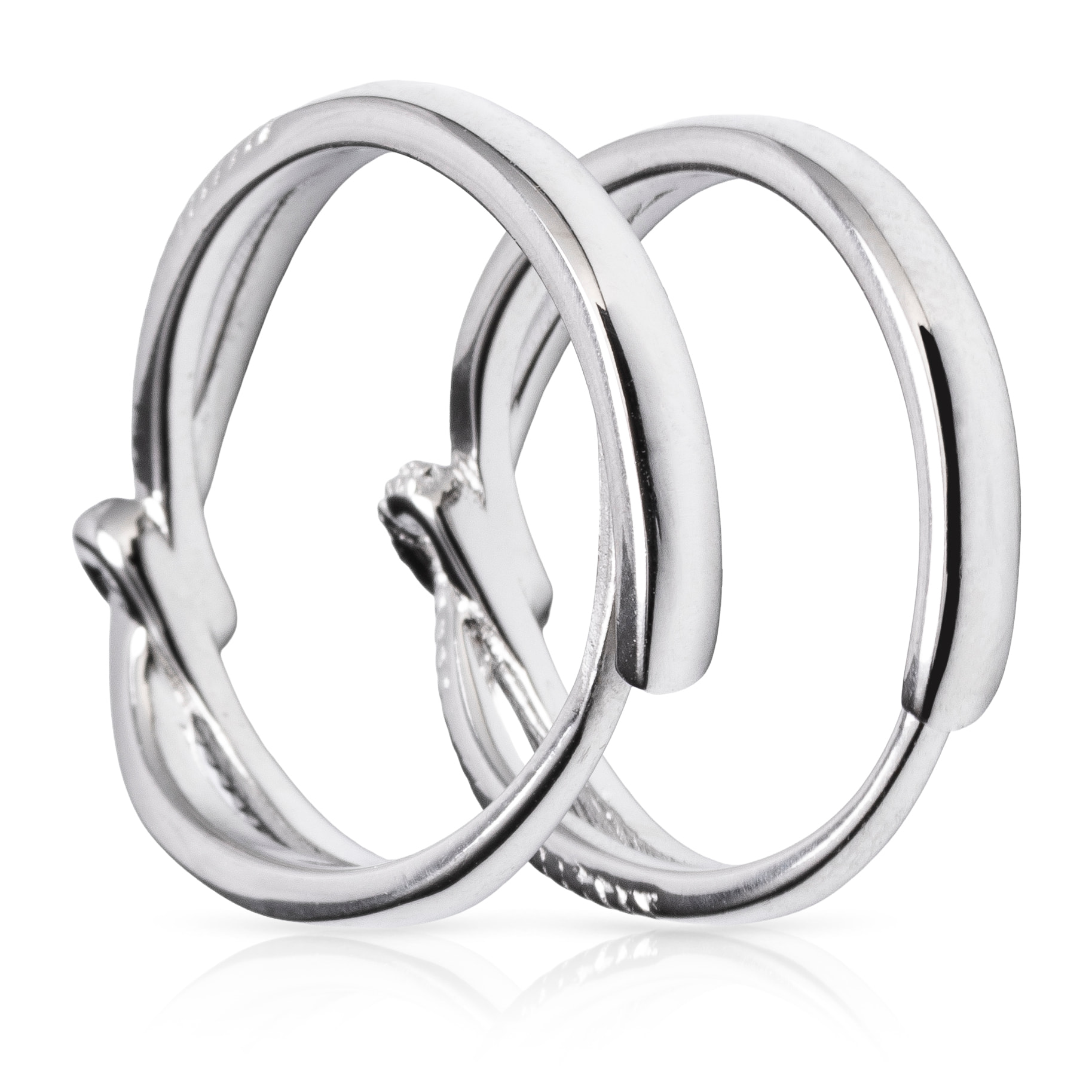 Anillos de compromiso a juego con diseño lazo en plata de ley 925. Ajustables.