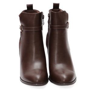 Stivaletti in simil pelle con tacco e fibbia dorata