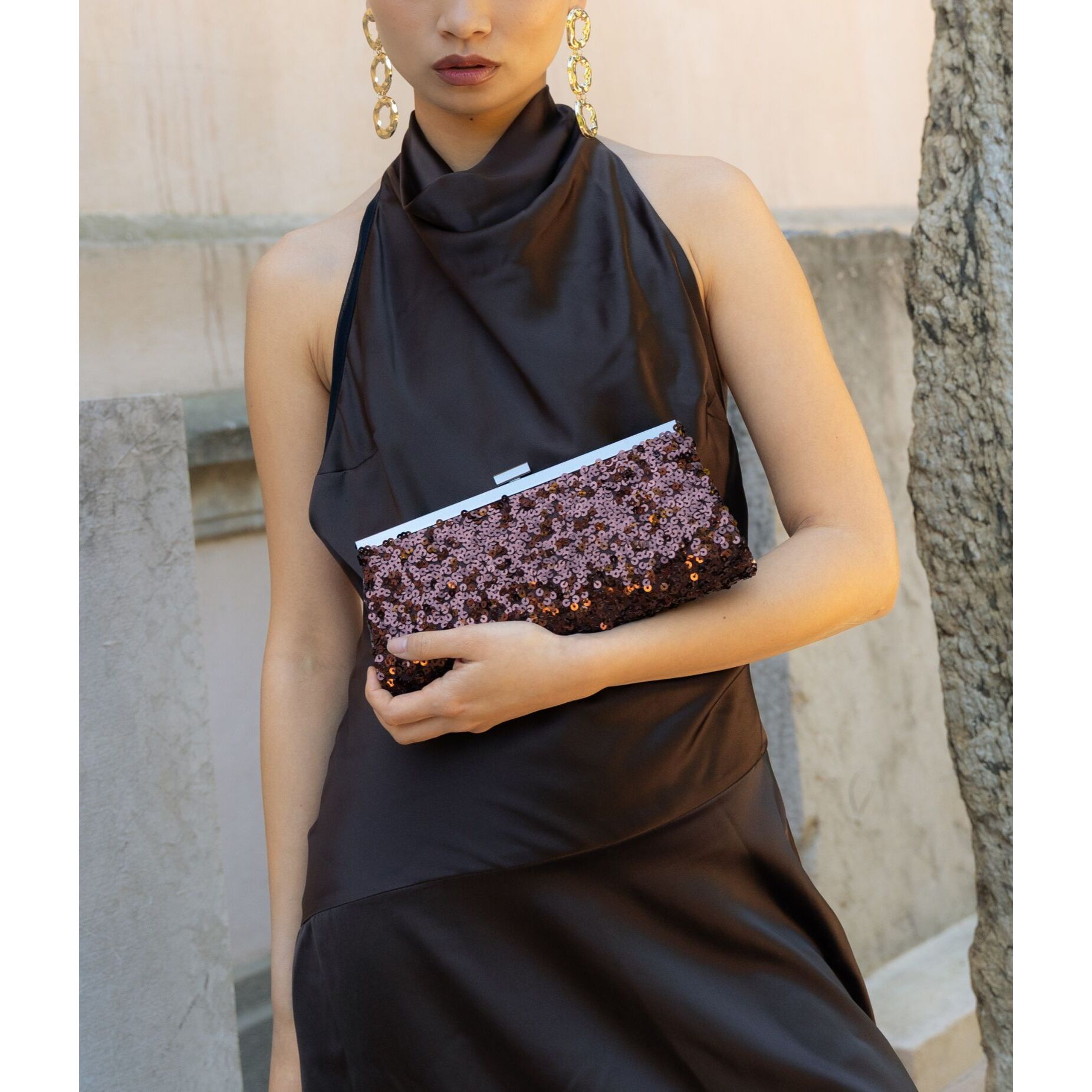 Bolso clutch marrón con lentejuelas