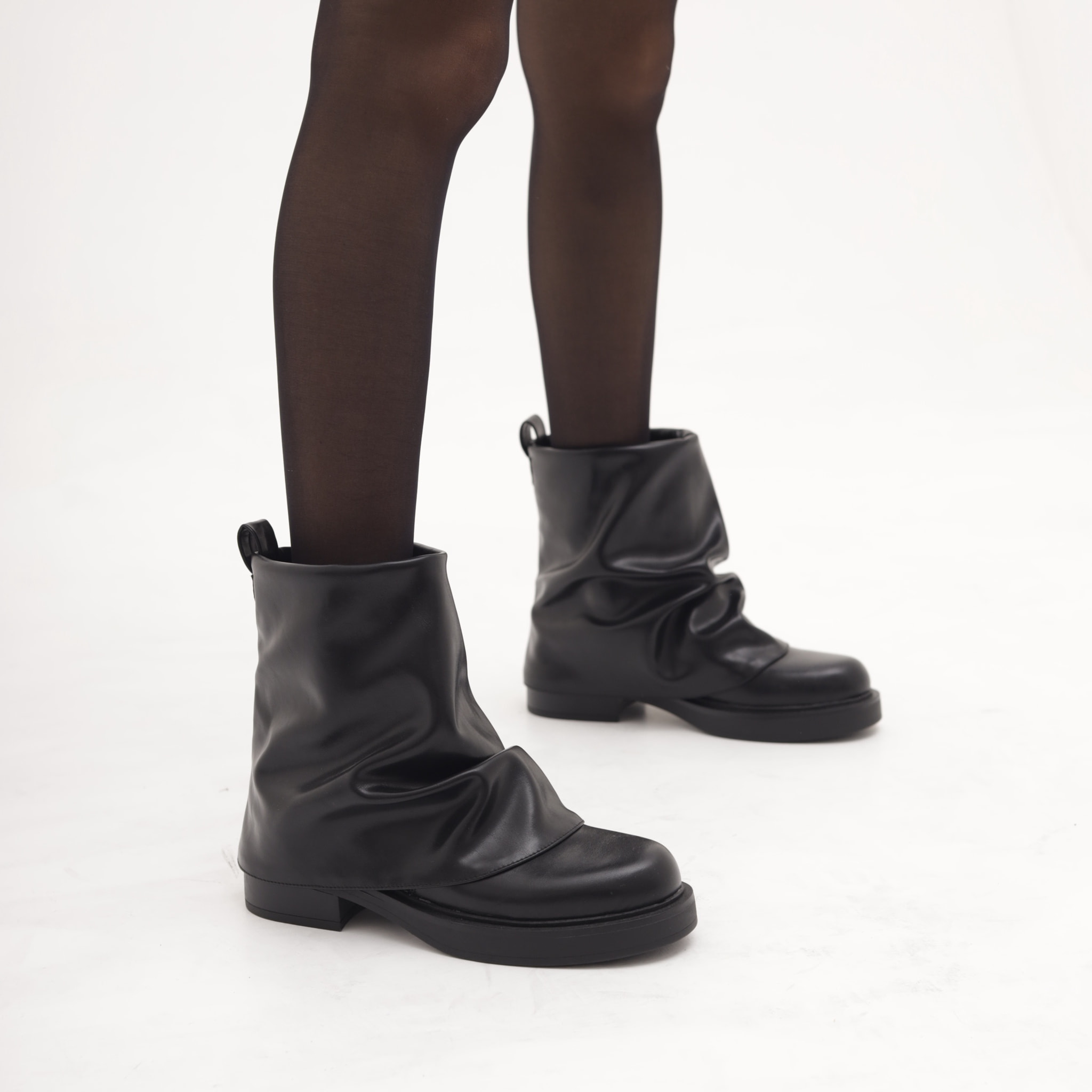 TRONCHETTO BASSO RISVOLTATO NERO