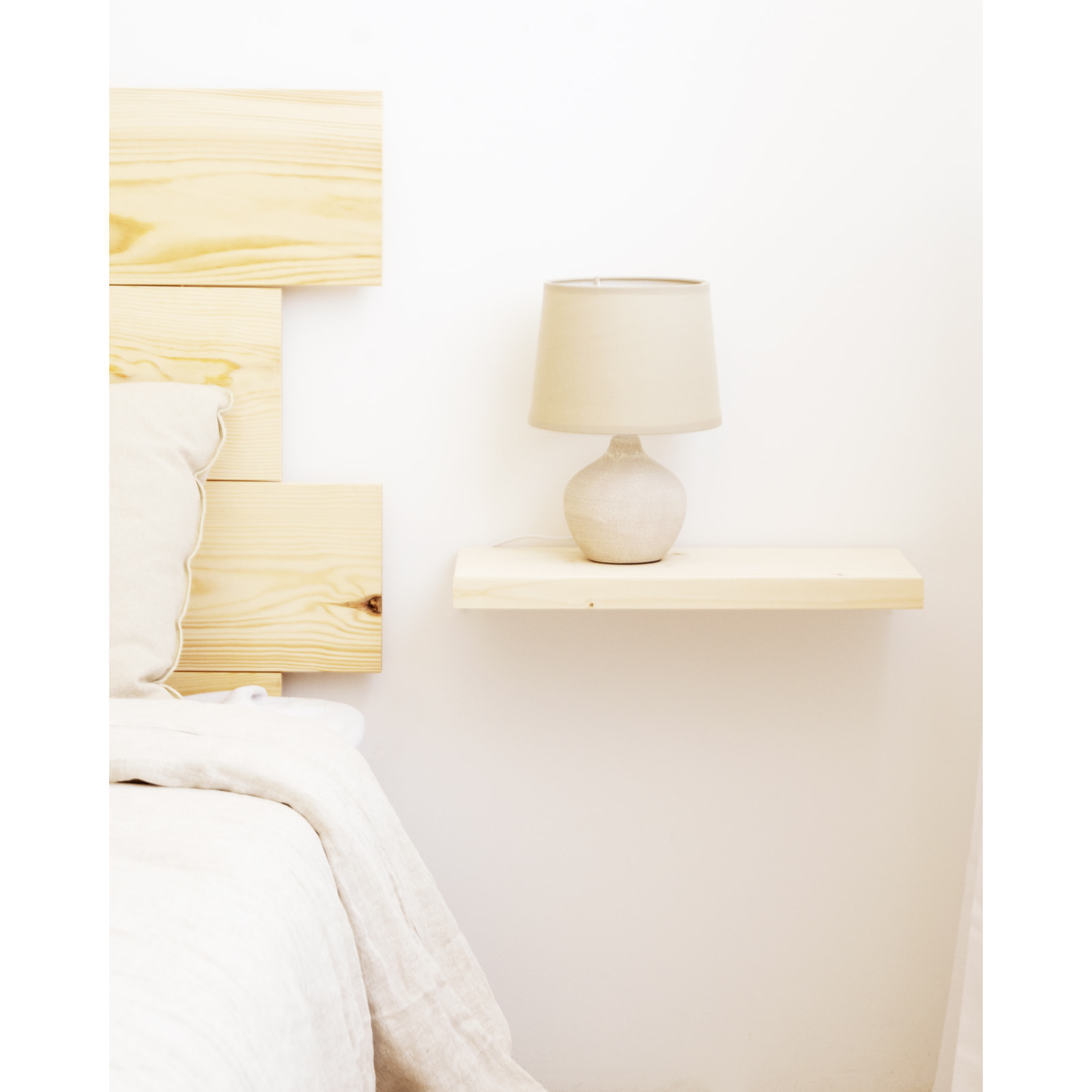 Table de chevet flottante en bois massif ton naturel 3,2x45cm Hauteur: 3.2 Longueur: 45 Largeur: 19.7