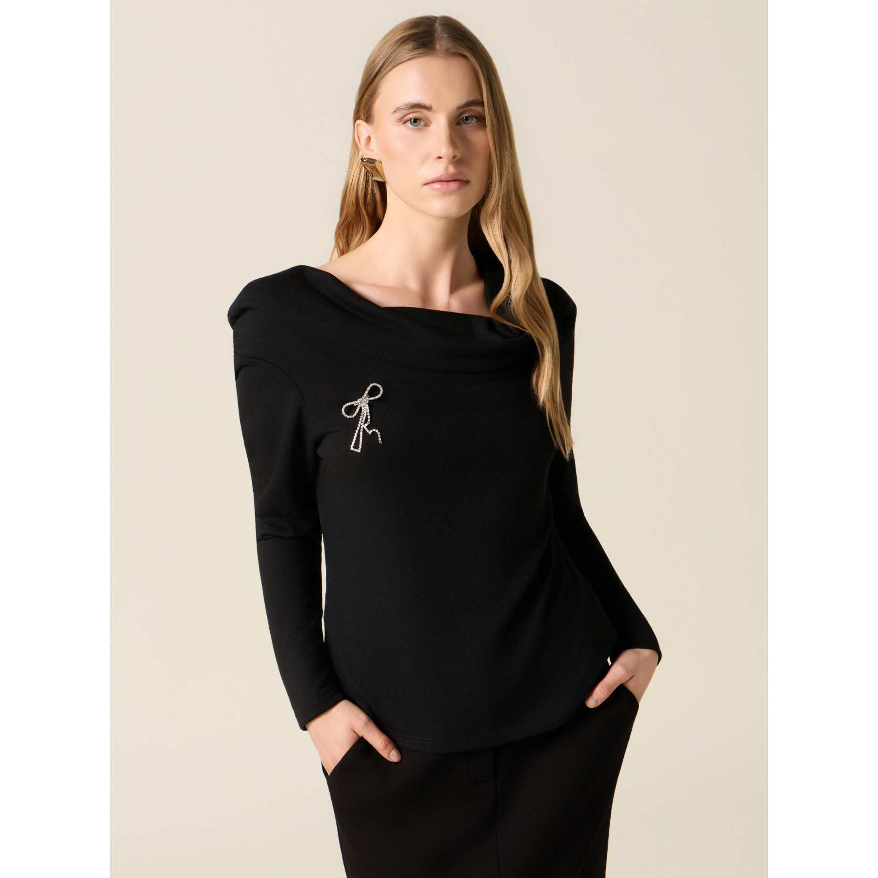 Oltre - T-shirt colo shiffer con spilla - Nero