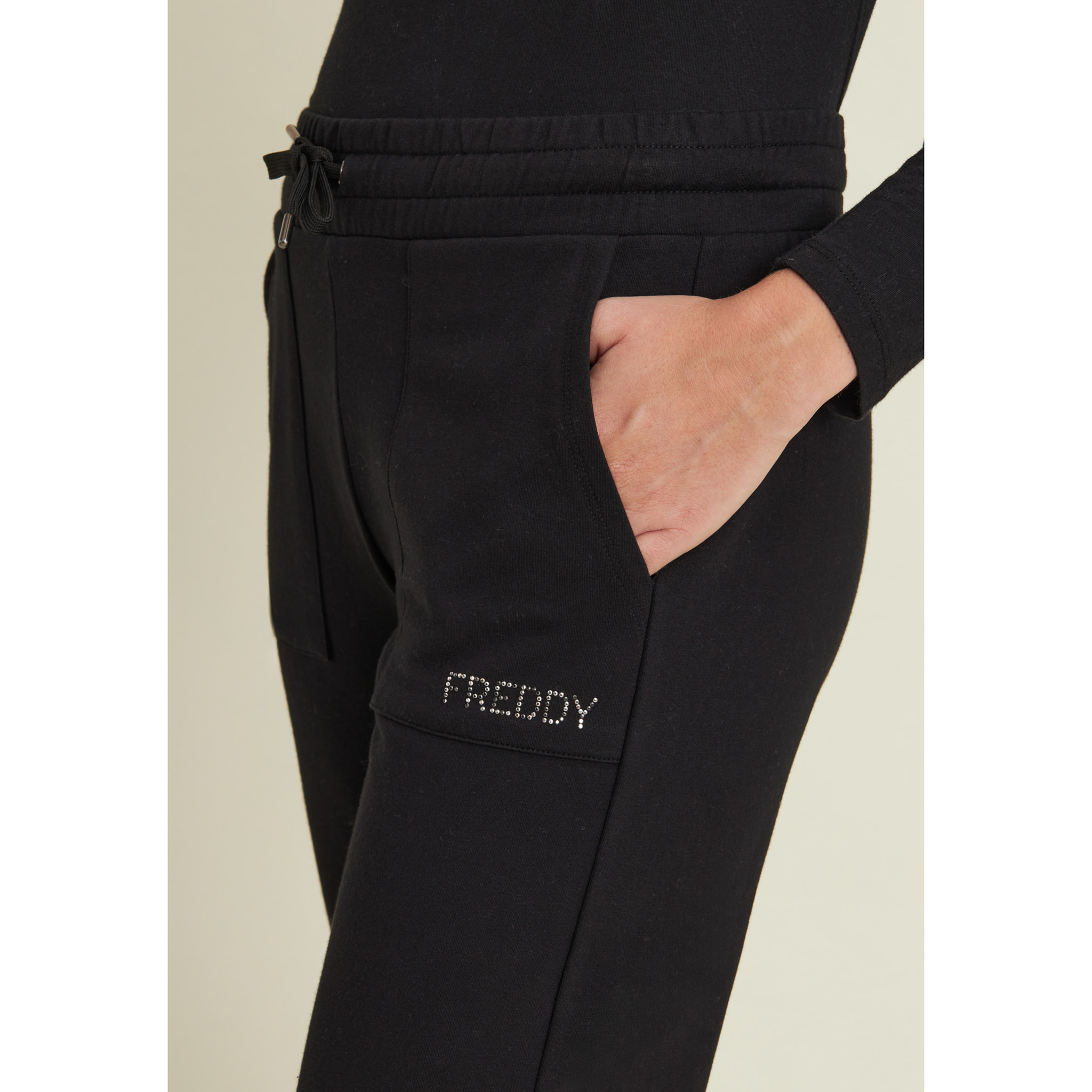 Pantaloni con fondo elasticizzato e tasche applicate