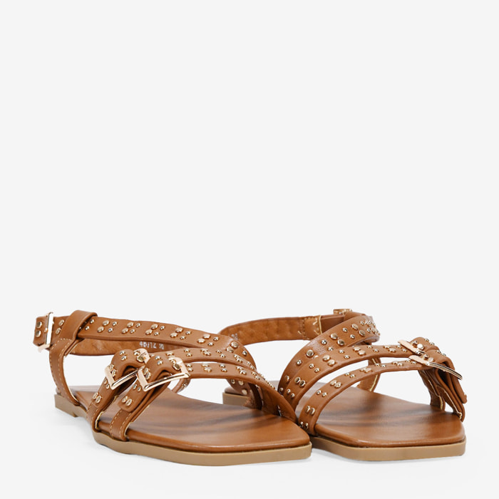 Sandalias planas marrones con tachas y hebilla