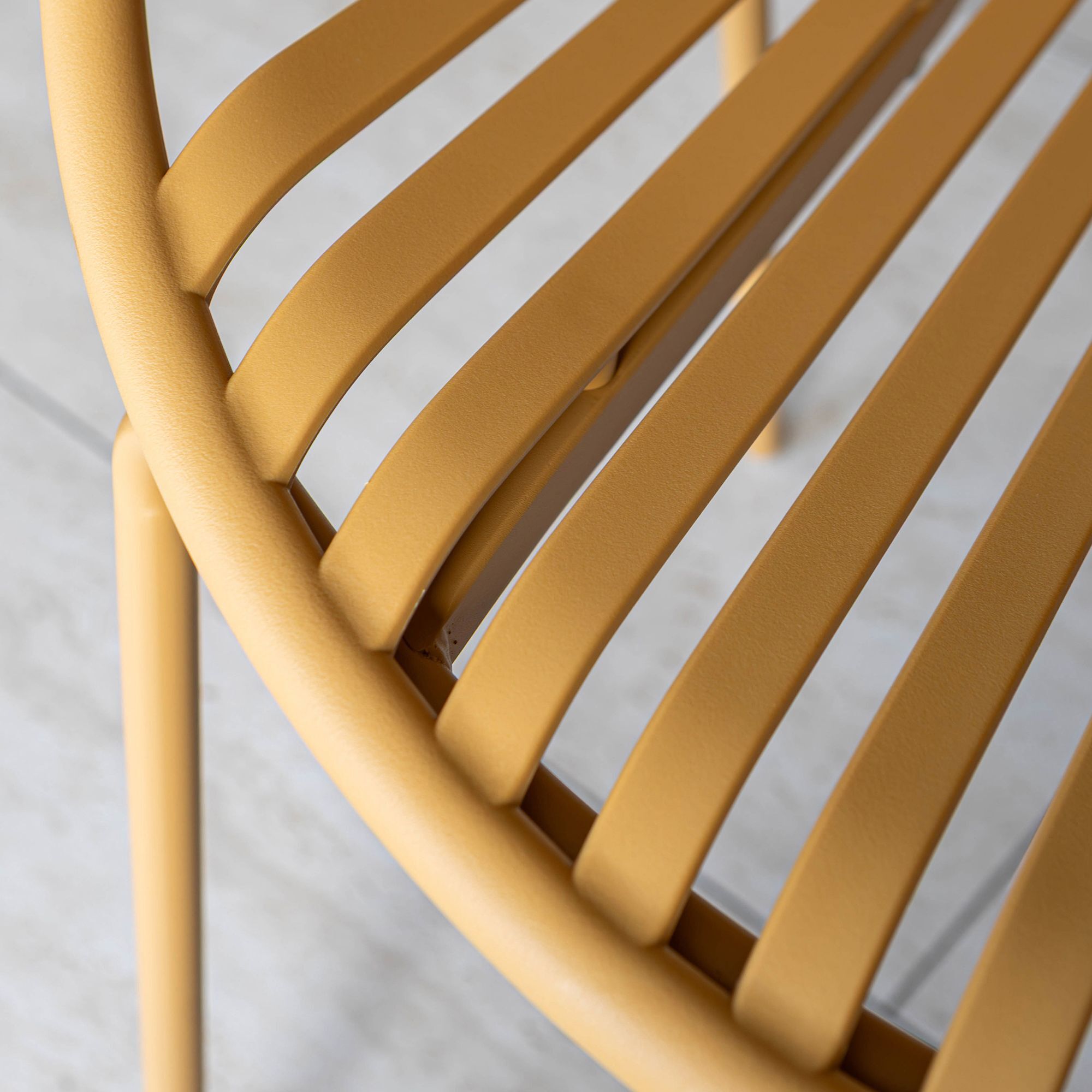 Lot de 4 fauteuils de table ocre en polypropylène et métal CALYPSO