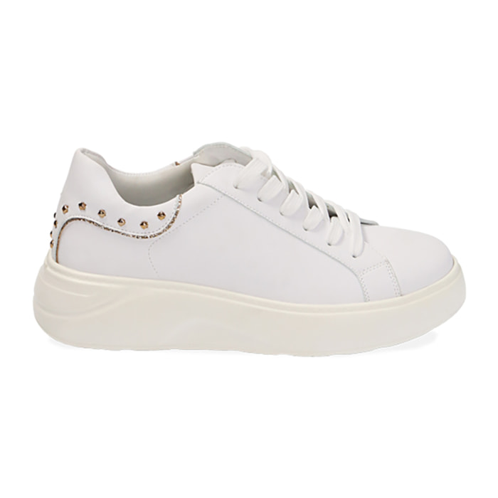 Zapatillas blancas con tachuelas
