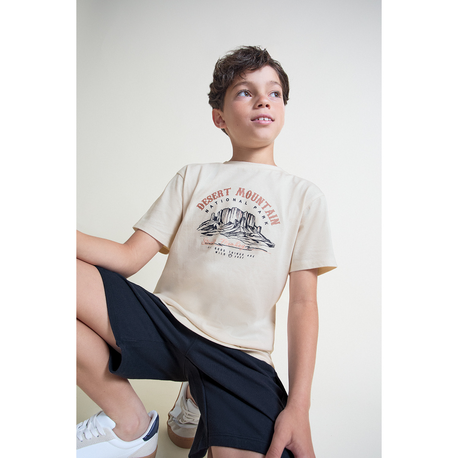 Conjunto Camiseta con Estampado Desert Mountain y Shorts Cargo con Bolsillos Laterales | Color: Crudo | Street Monkey