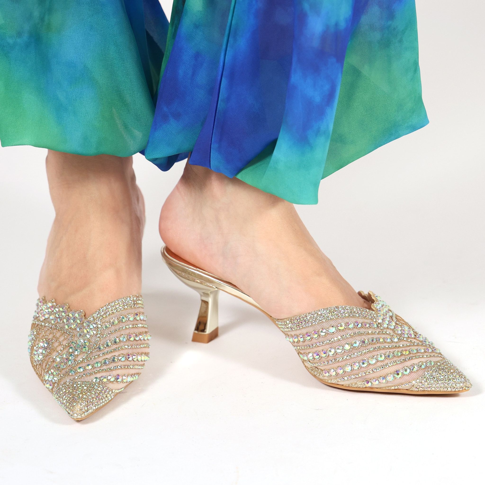 Sandali in simil pelle con tacco a rocchetto e tomaia gioiello