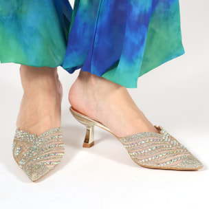 Sandali in simil pelle con tacco a rocchetto e tomaia gioiello