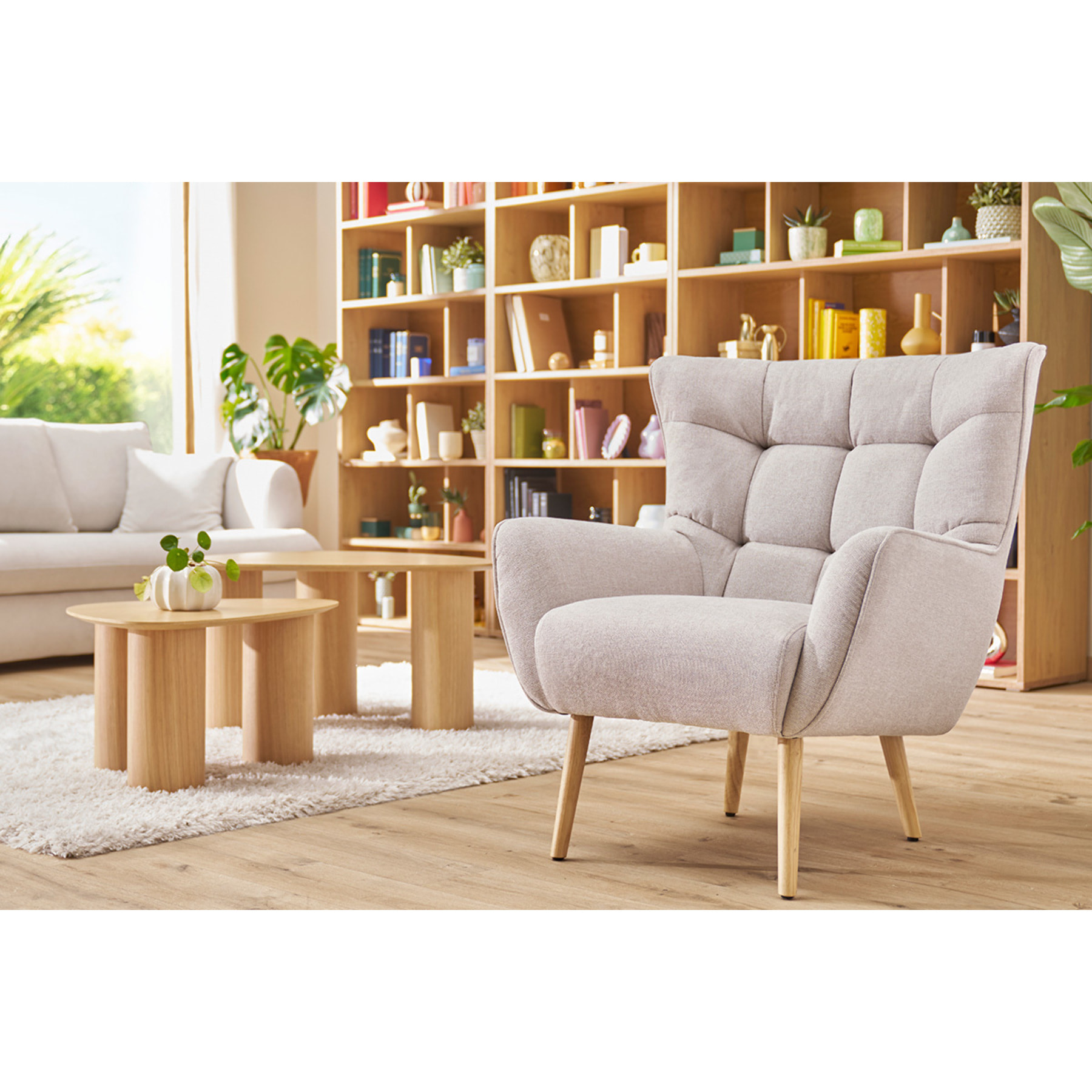 Fauteuil scandinave en tissu effet velours texturé beige et bois clair AVERY