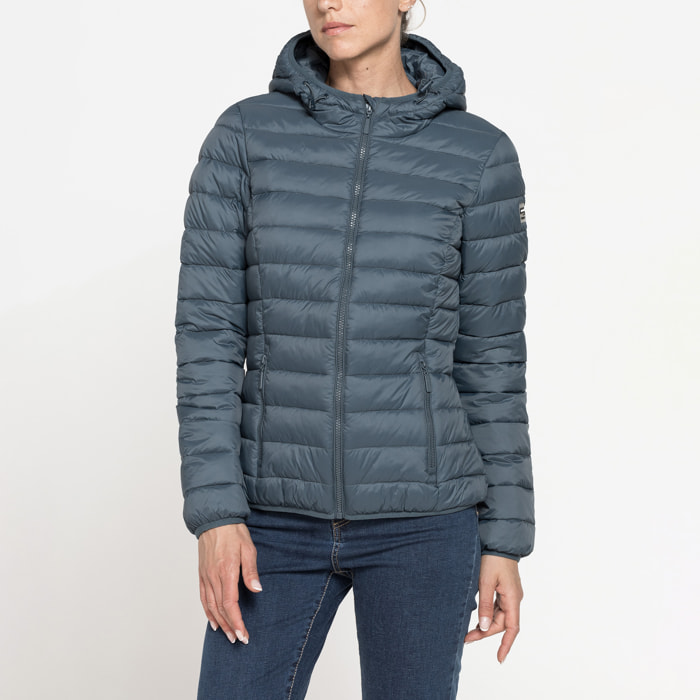 GIUBBOTTO RESISTENTE ALLA PIOGGIA CON IMBOTTITURA ULTRA LEGGERA. Vestibilità regolare.