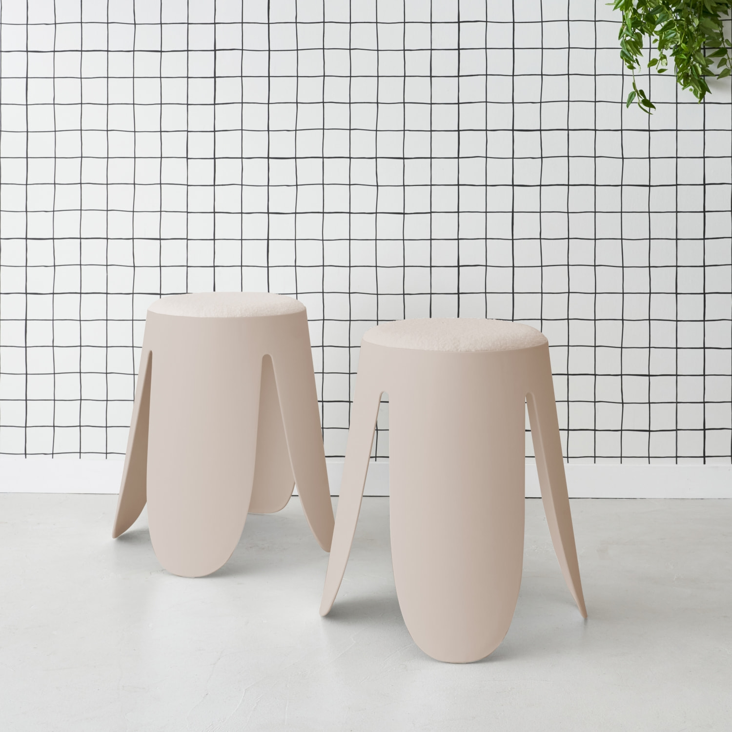 Set de 2 tabourets empilables beige. bouclette texturée. NIKI. Ø30 / 44 x H46cm