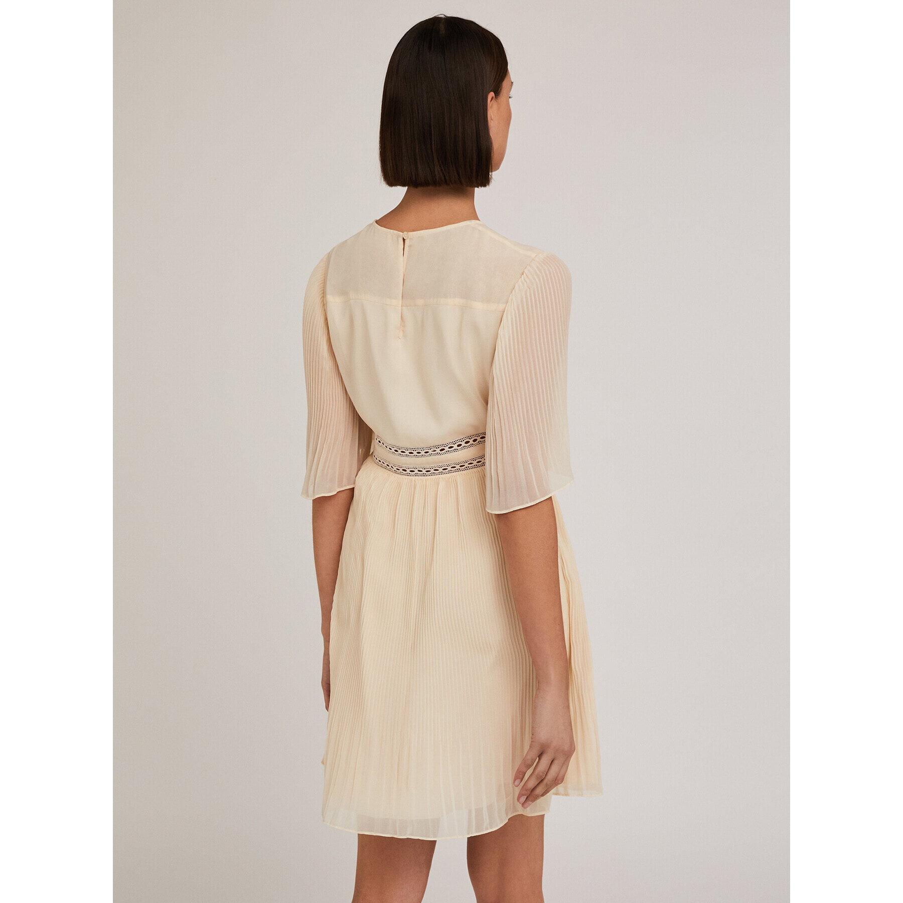 Motivi - Vestido bordado con detalles plisados. - Blanco