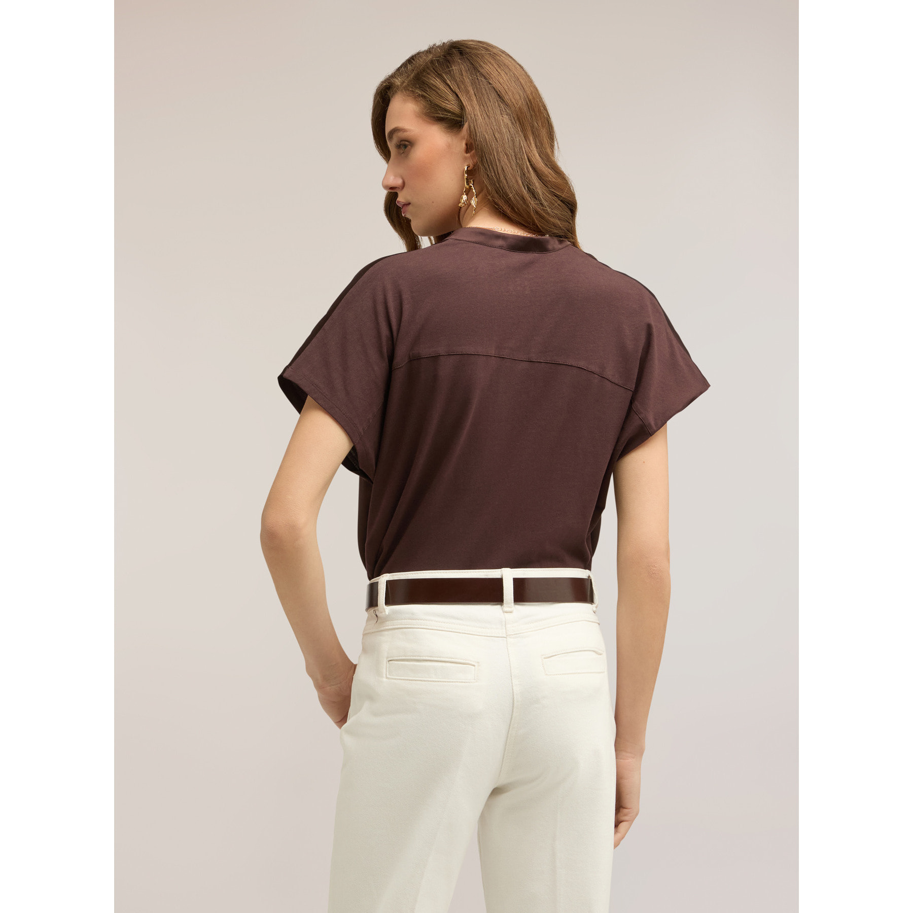 Motivi - T-shirt in raso con scollatura a serafino - Marrone