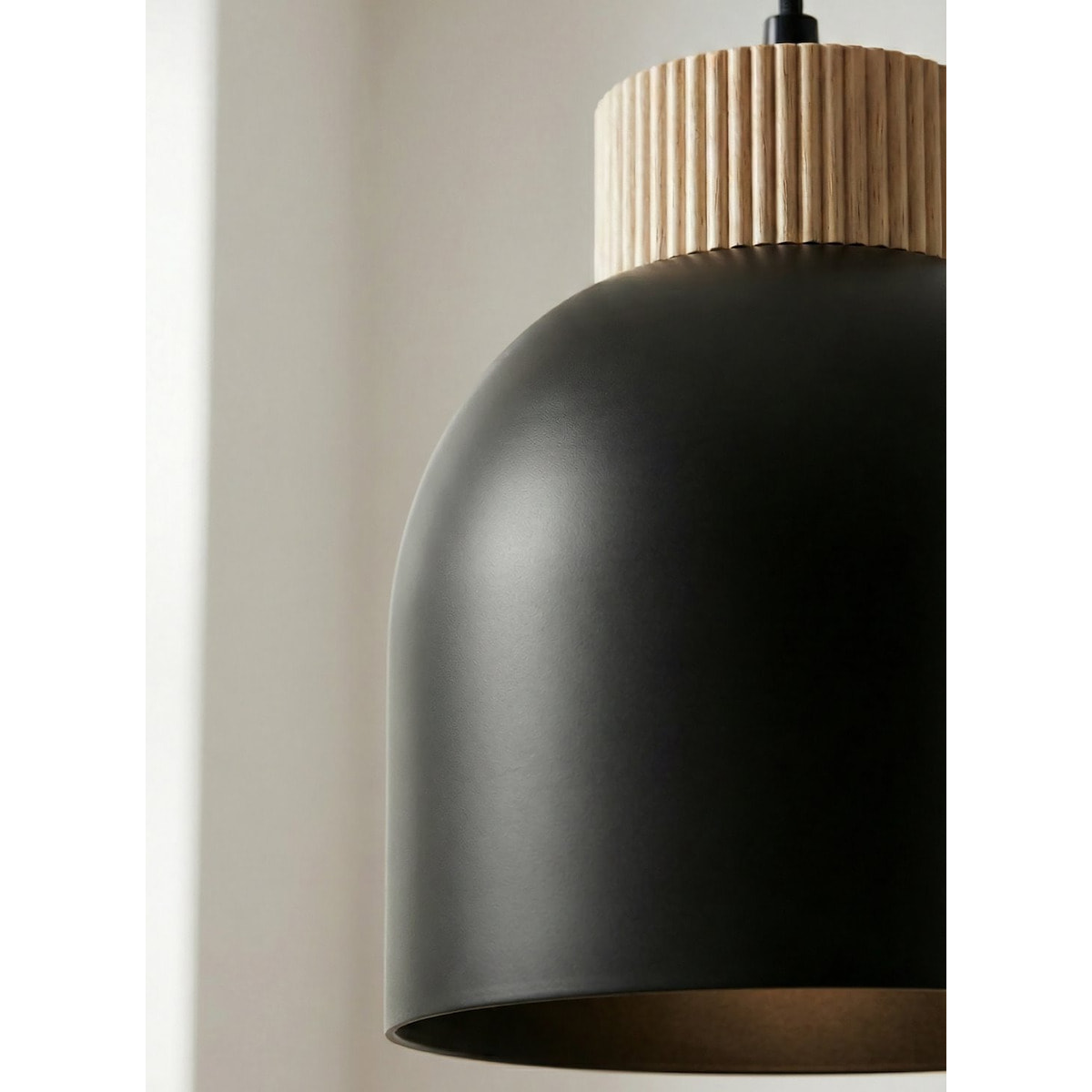 Lampada a sospensione KRU in metallo nero opaco e legno naturale