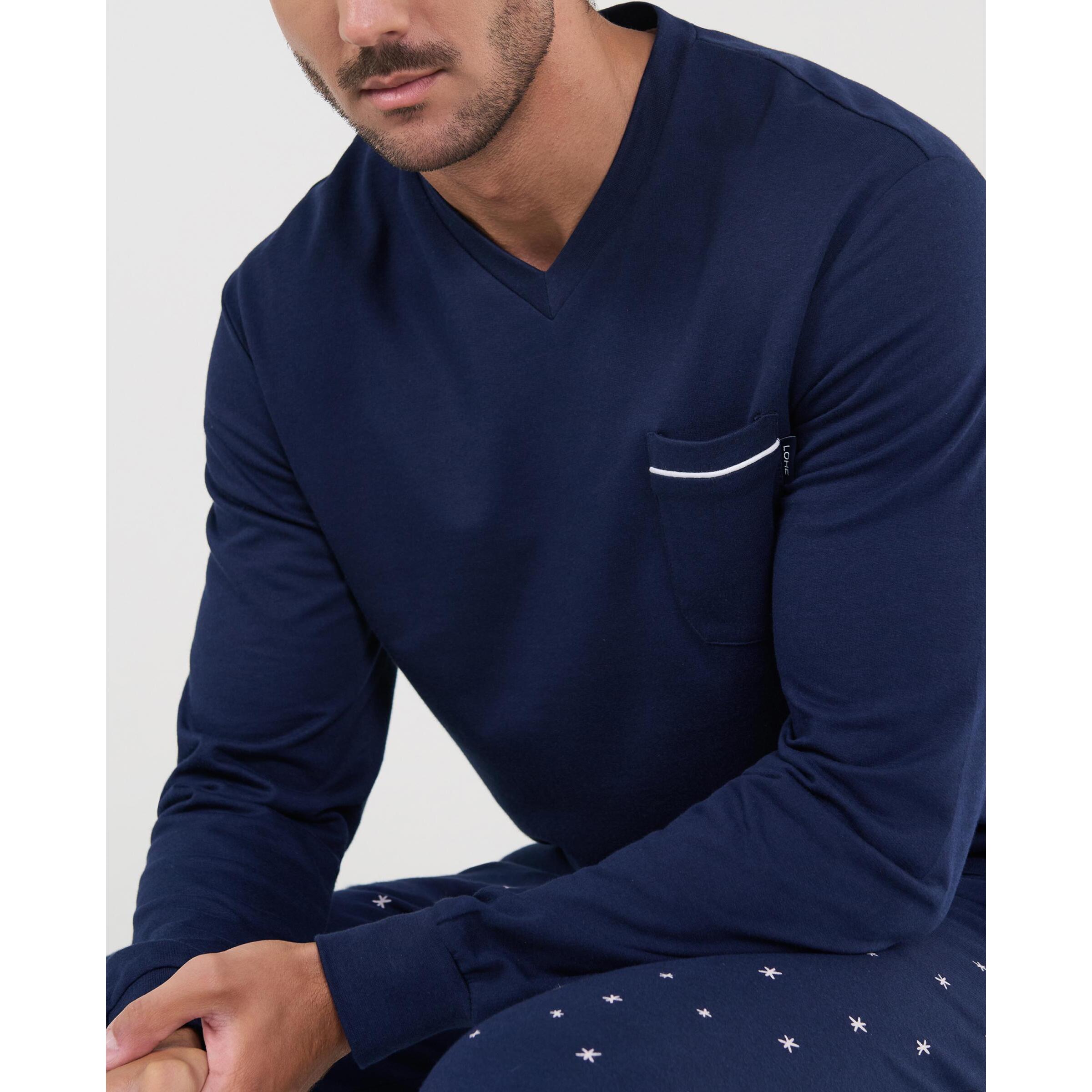 Pijama hombre, chaqueta con tejido liso, cuello pico, detalle de bolsillo y pantalón largo estampado con bolsillos